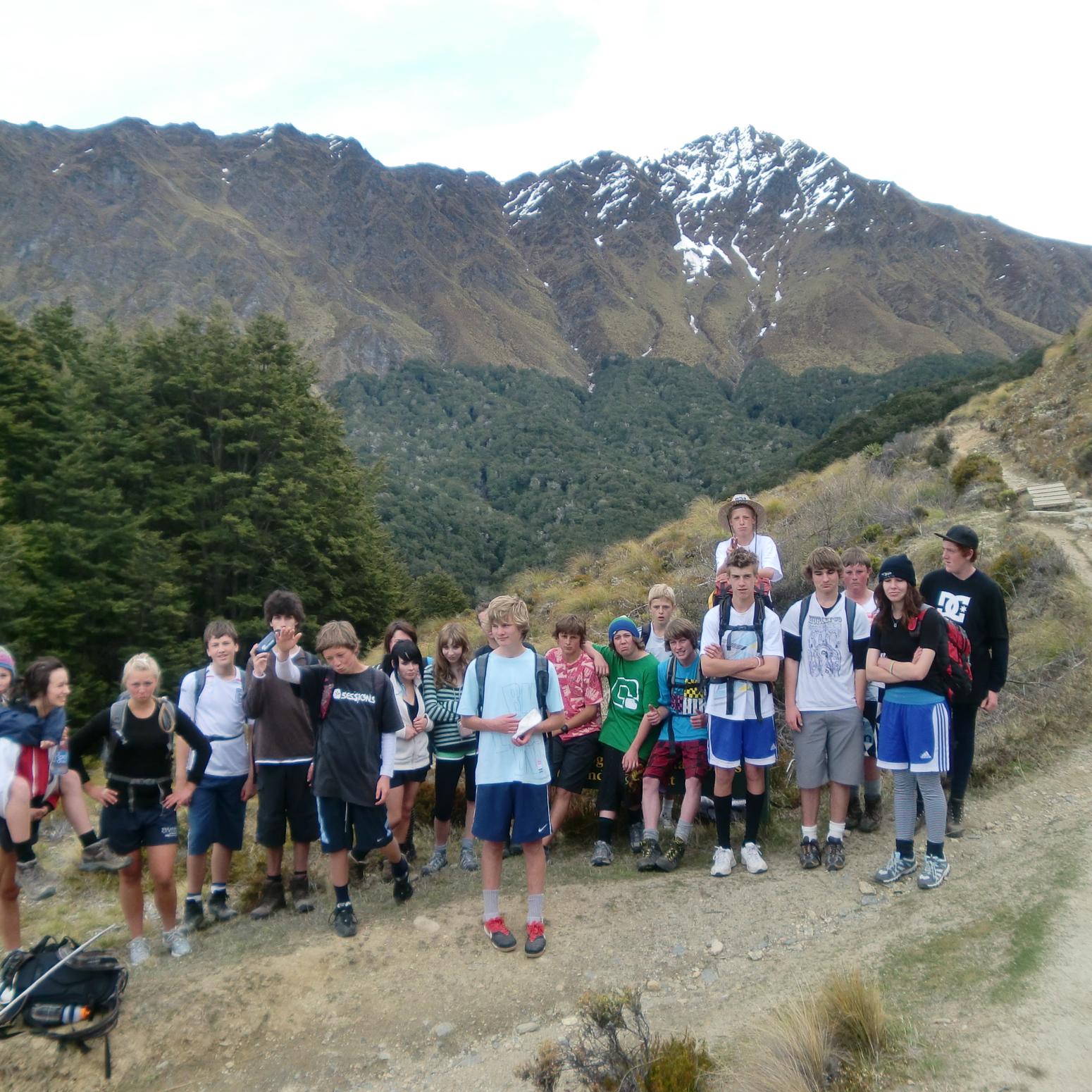 Schüler:innen Gruppe beim Wandern in Neuseeland