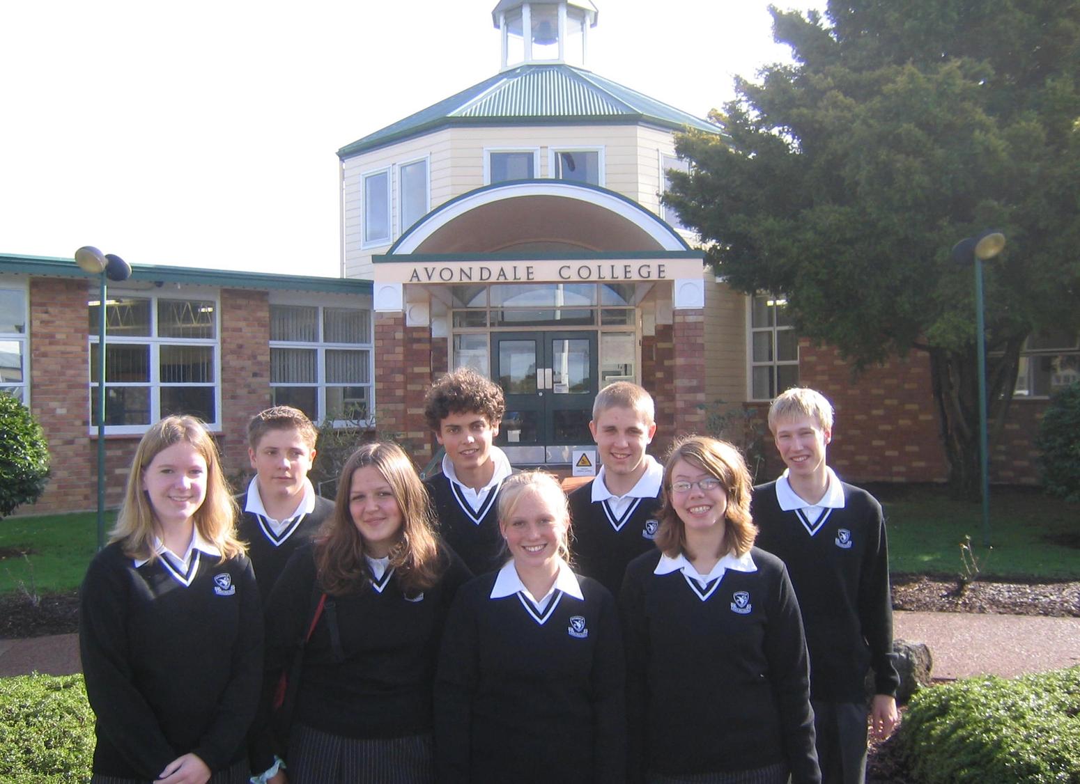Gruppe von Schülern vor dem Avondale College