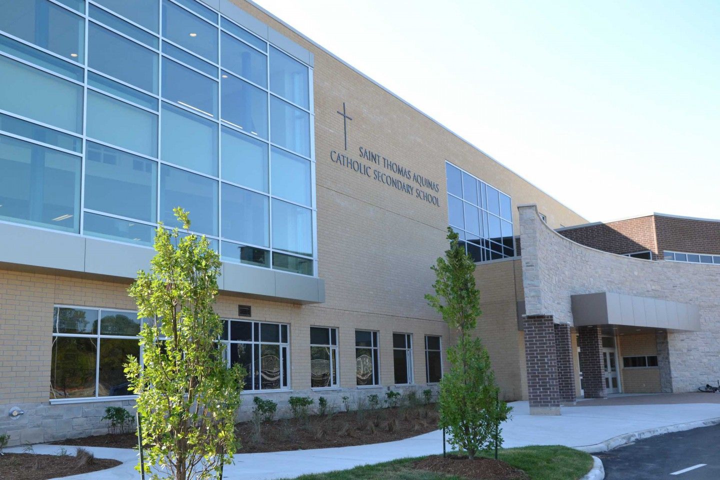 Außenaufnahme einer katholischen Schule im Halton School District