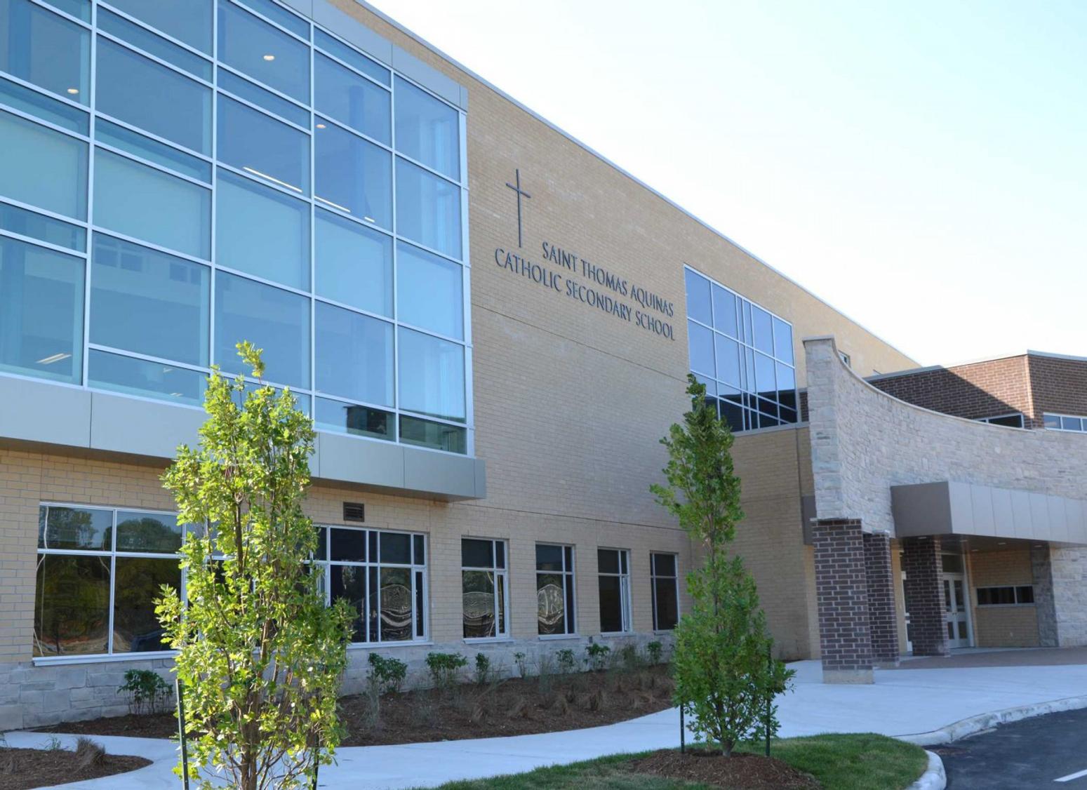 Außenaufnahme einer katholischen Schule im Halton School District