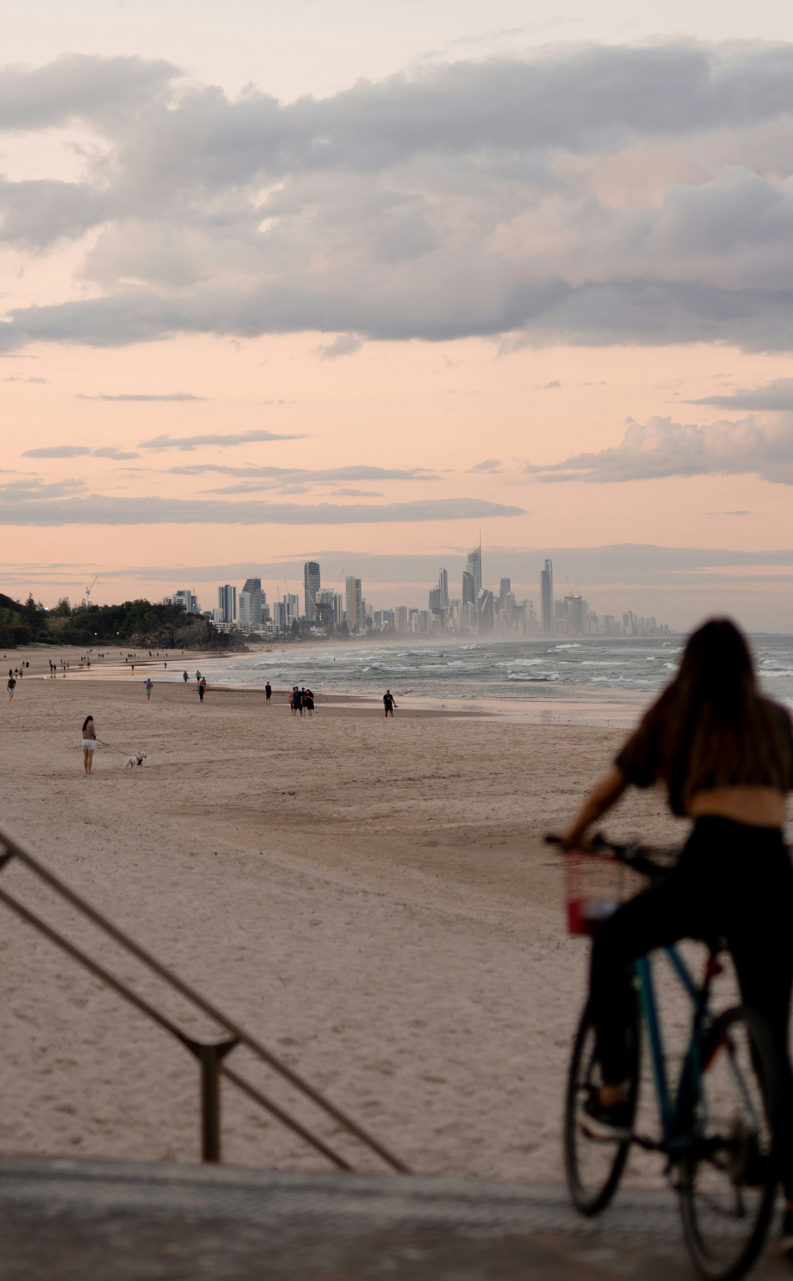 Mädchen mit Fahrrad an der Gold Coast, Queensland
