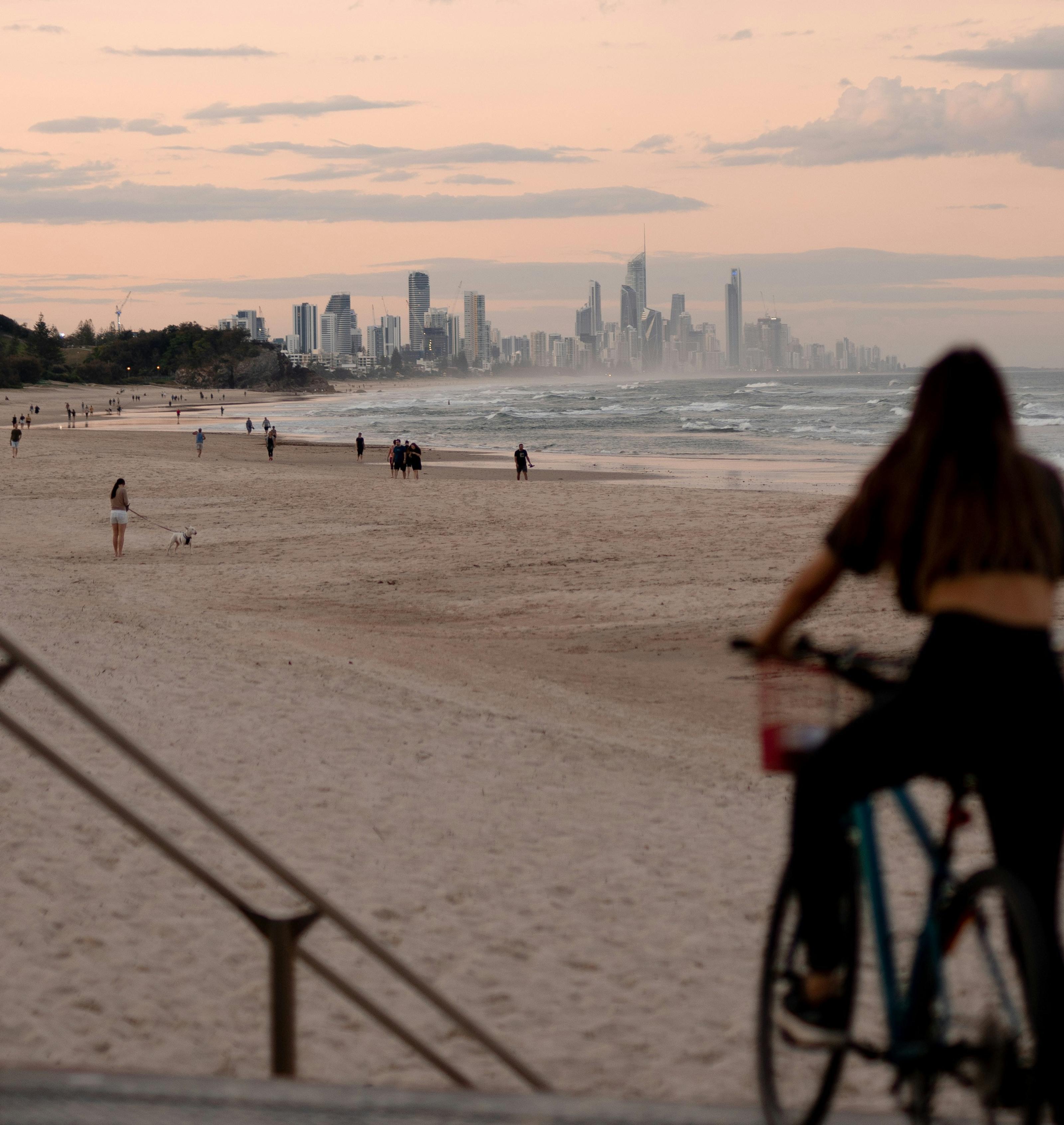Mädchen mit Fahrrad an der Gold Coast, Queensland