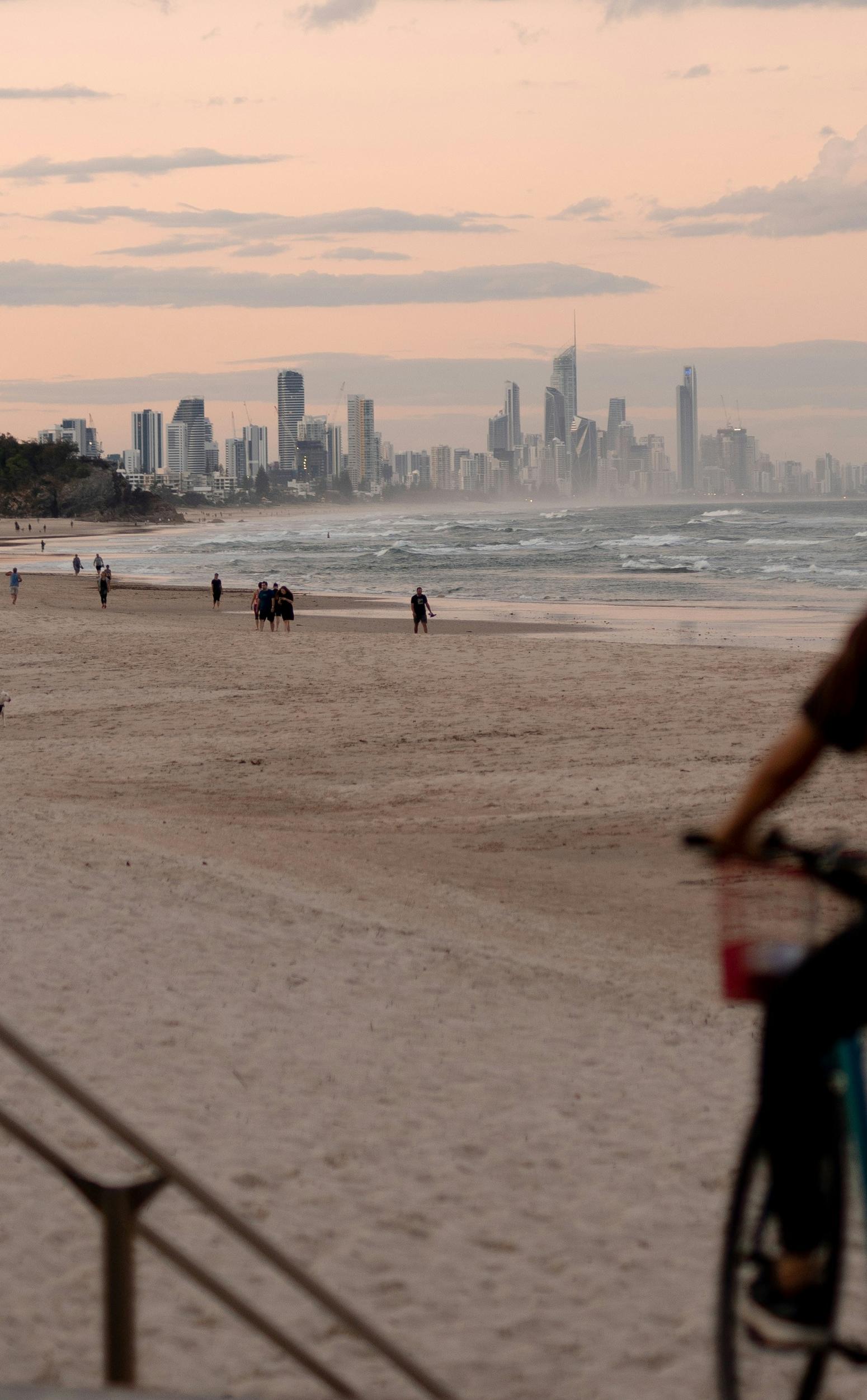 Mädchen mit Fahrrad an der Gold Coast, Queensland