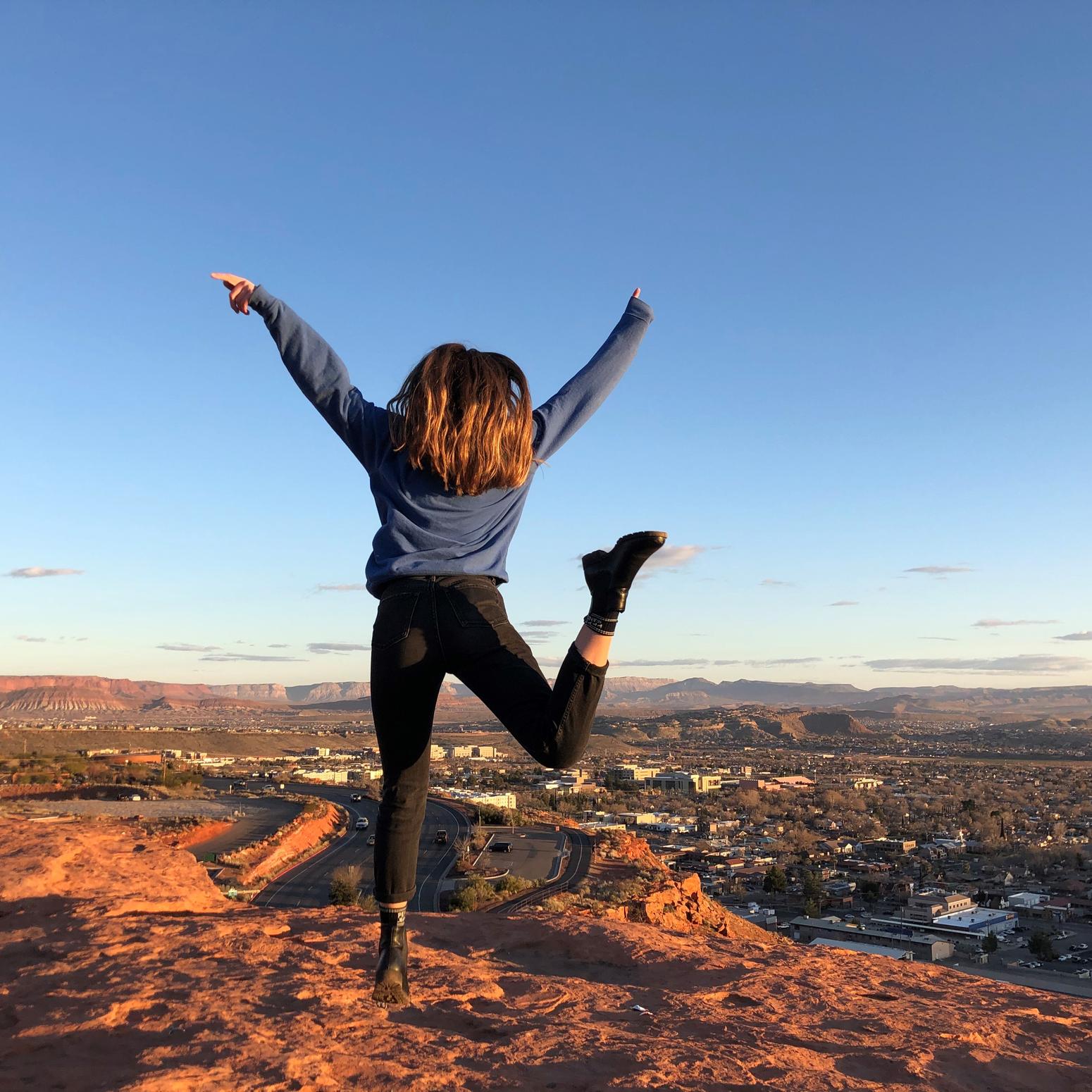 Junge Frau springt in die Luft