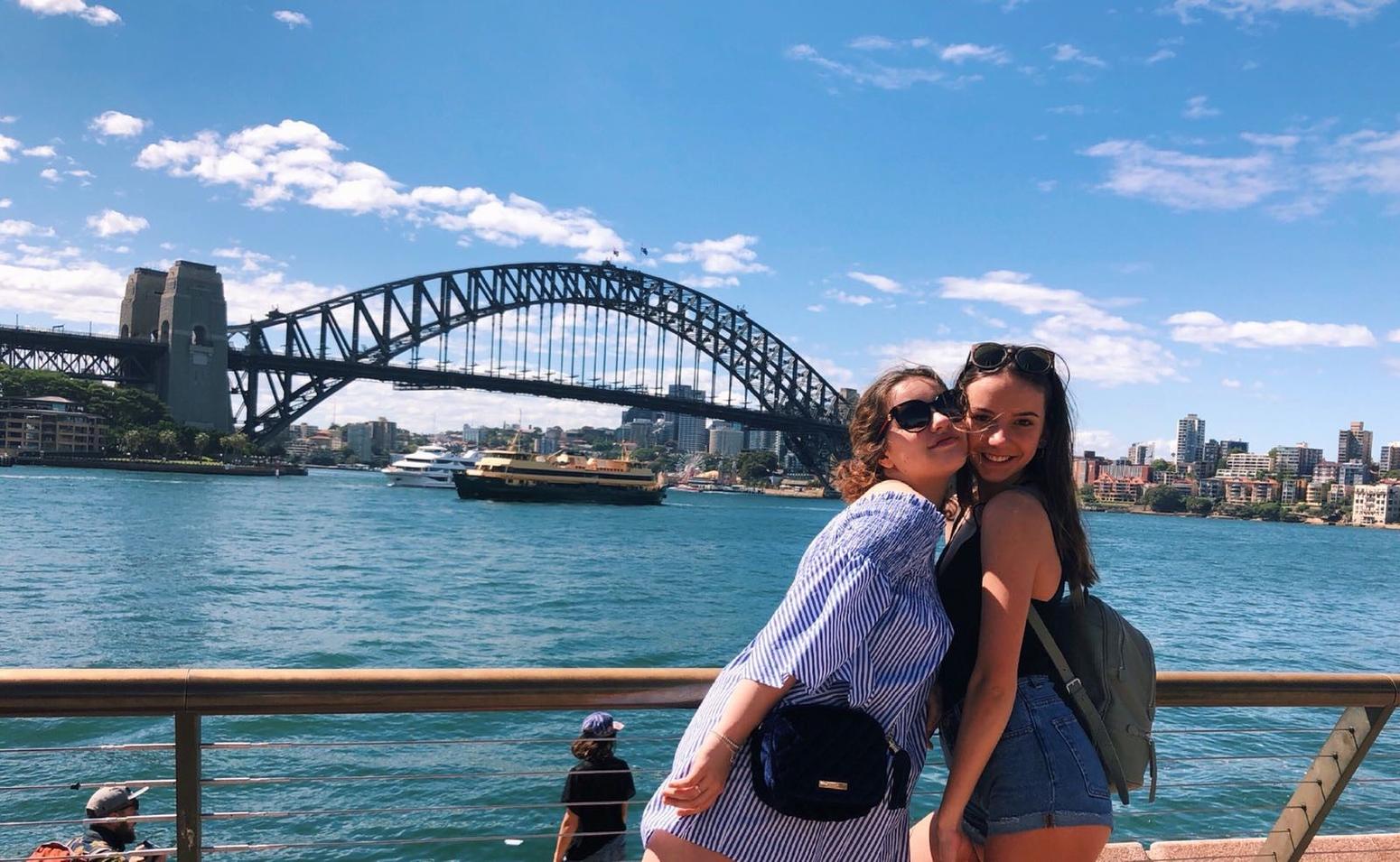 Zwei Mädchen vor einer Brücke in Australien