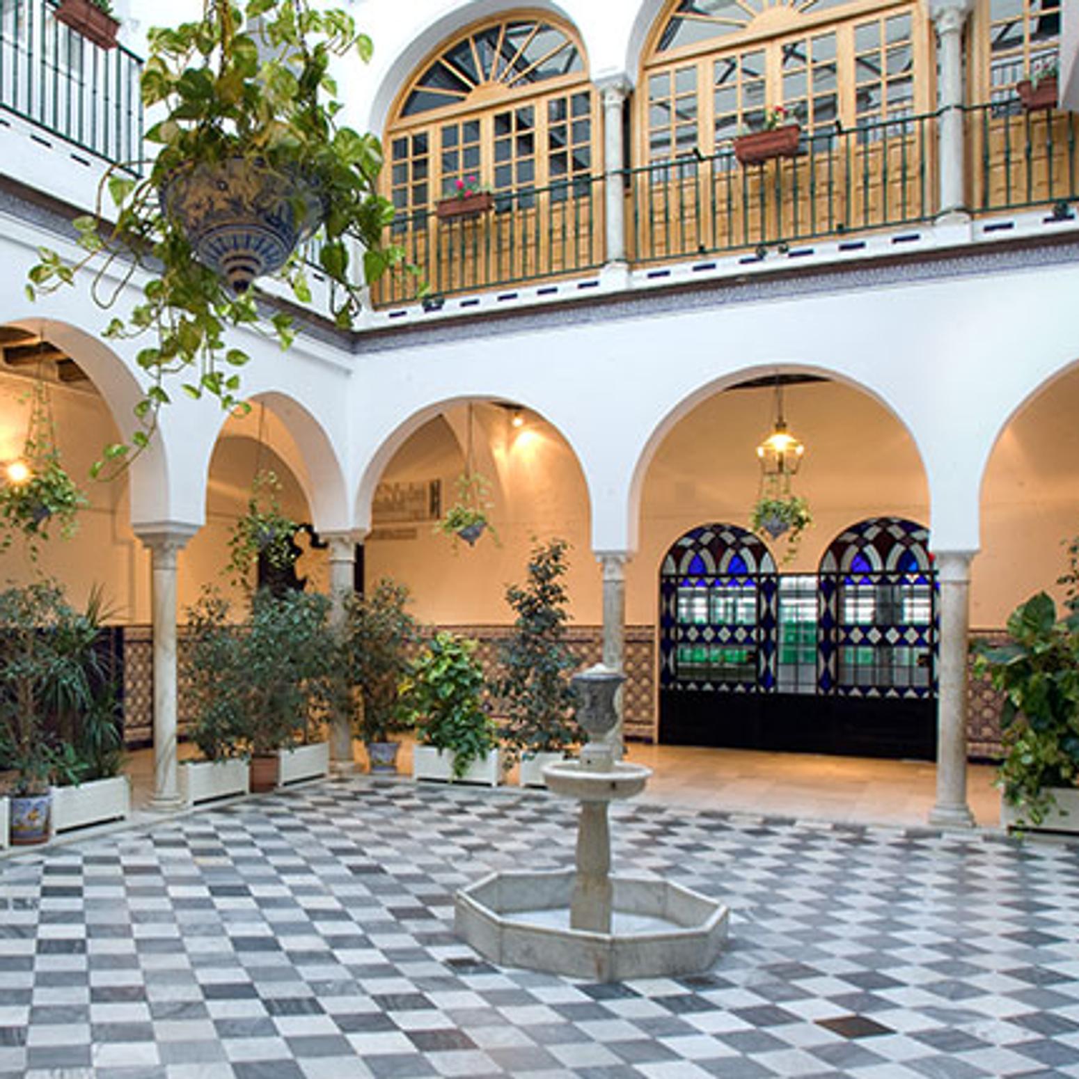 Colegio San Francisco de Paula Atrium mit maurischem Säulengang