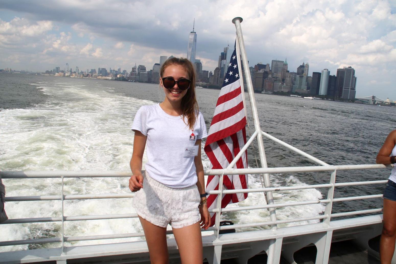 Schülerin auf einem Boot vor der Küste von New York City