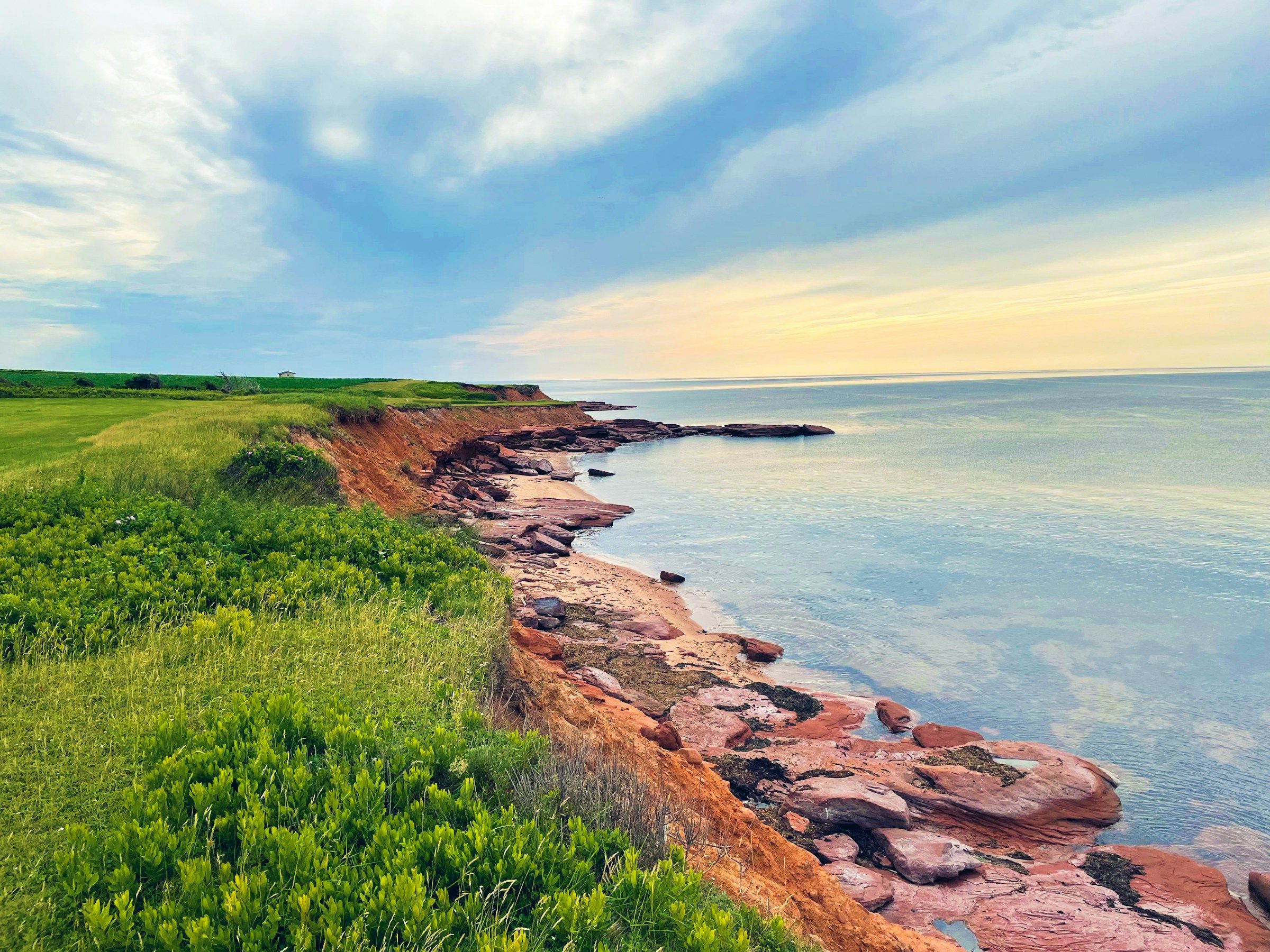 Küstenstreifen mit Felsenklippen auf Prince Edward Island