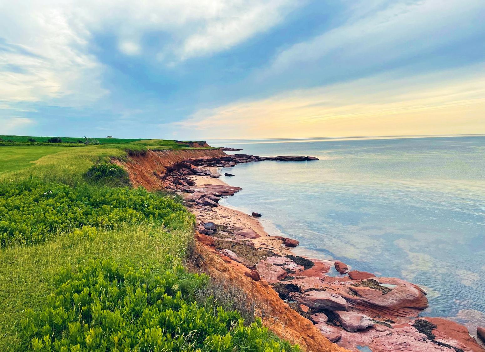 Küstenstreifen mit Felsenklippen auf Prince Edward Island
