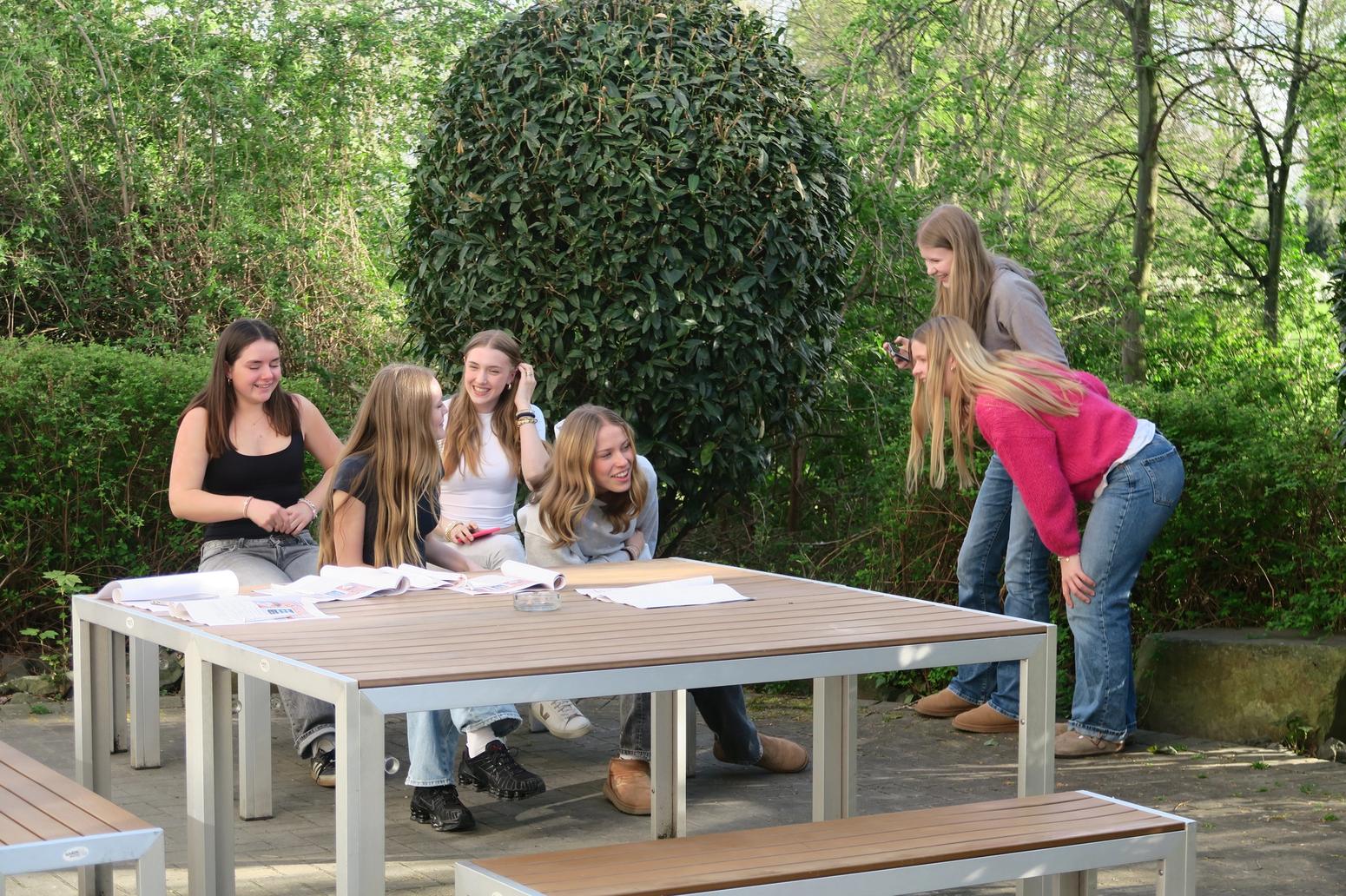 Jugendliche im Garten