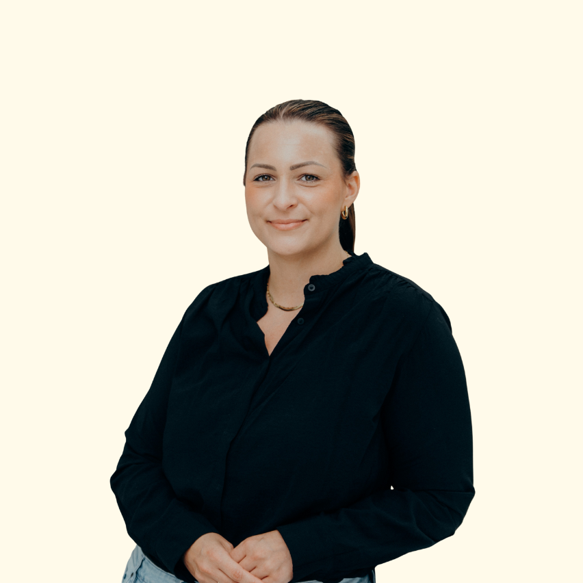 Eine Frau auf einem roten Sofa