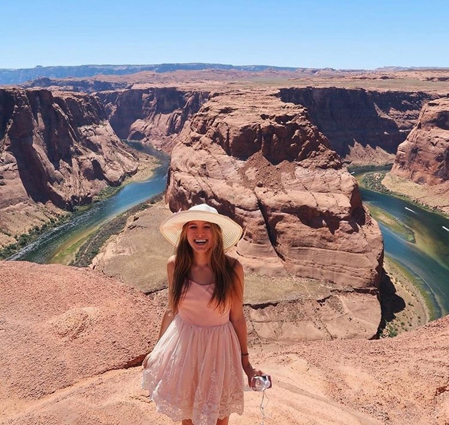 Junge Frau steht vor einer Schlucht in den USA