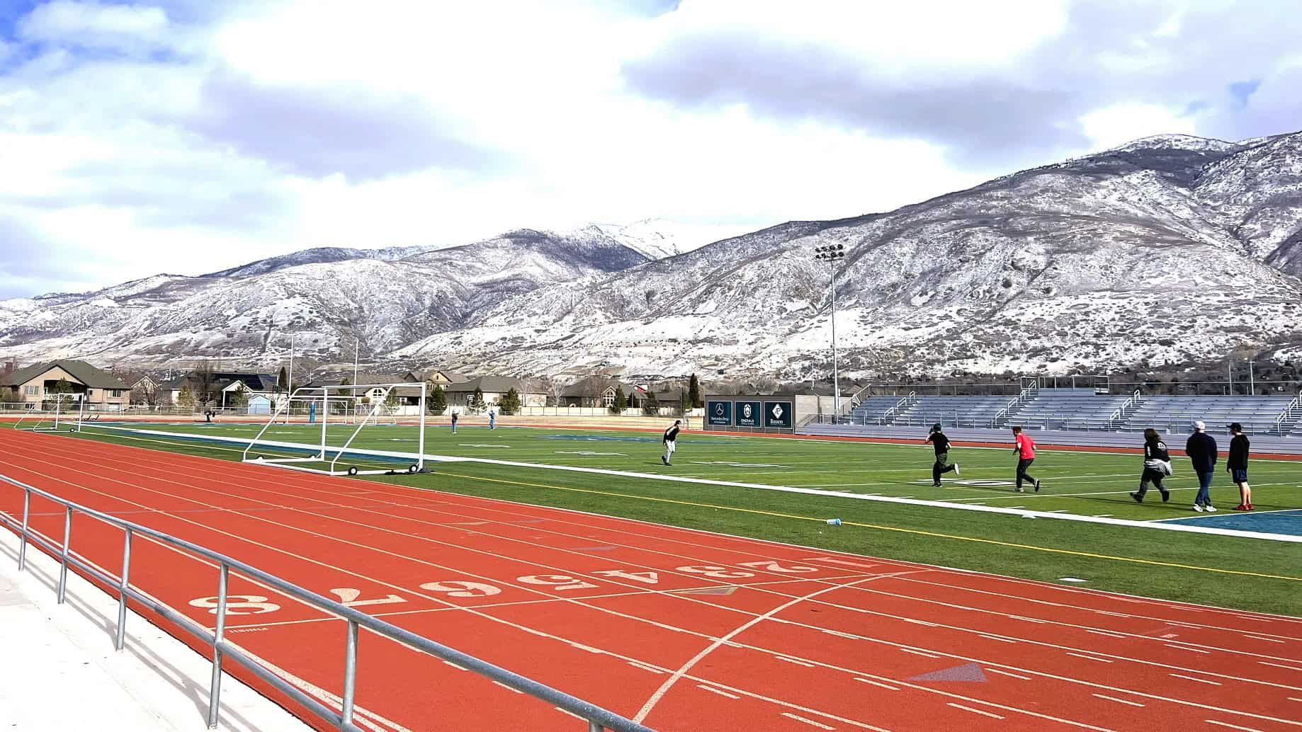 Davis School District Sportplatz mit Bergen im Hintergrund