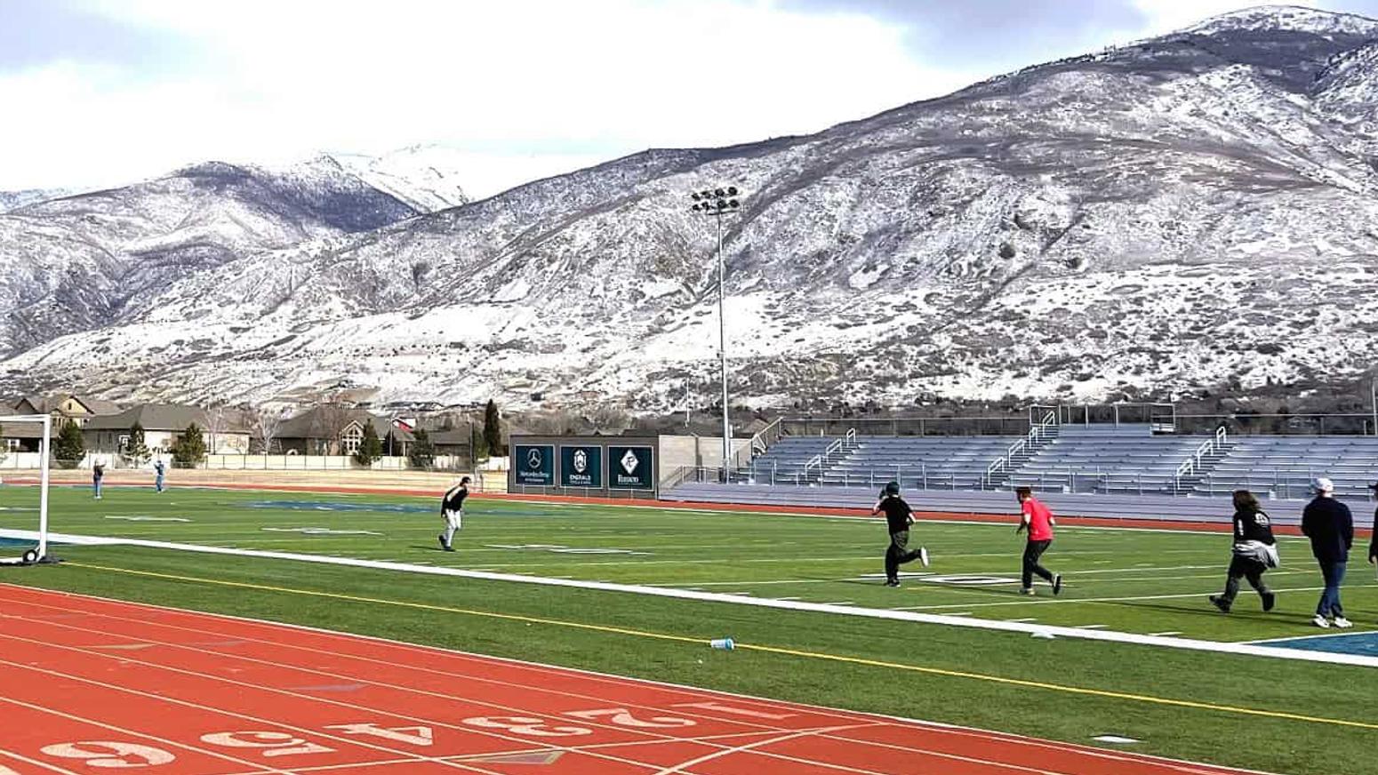 Davis School District Sportplatz mit Bergen im Hintergrund