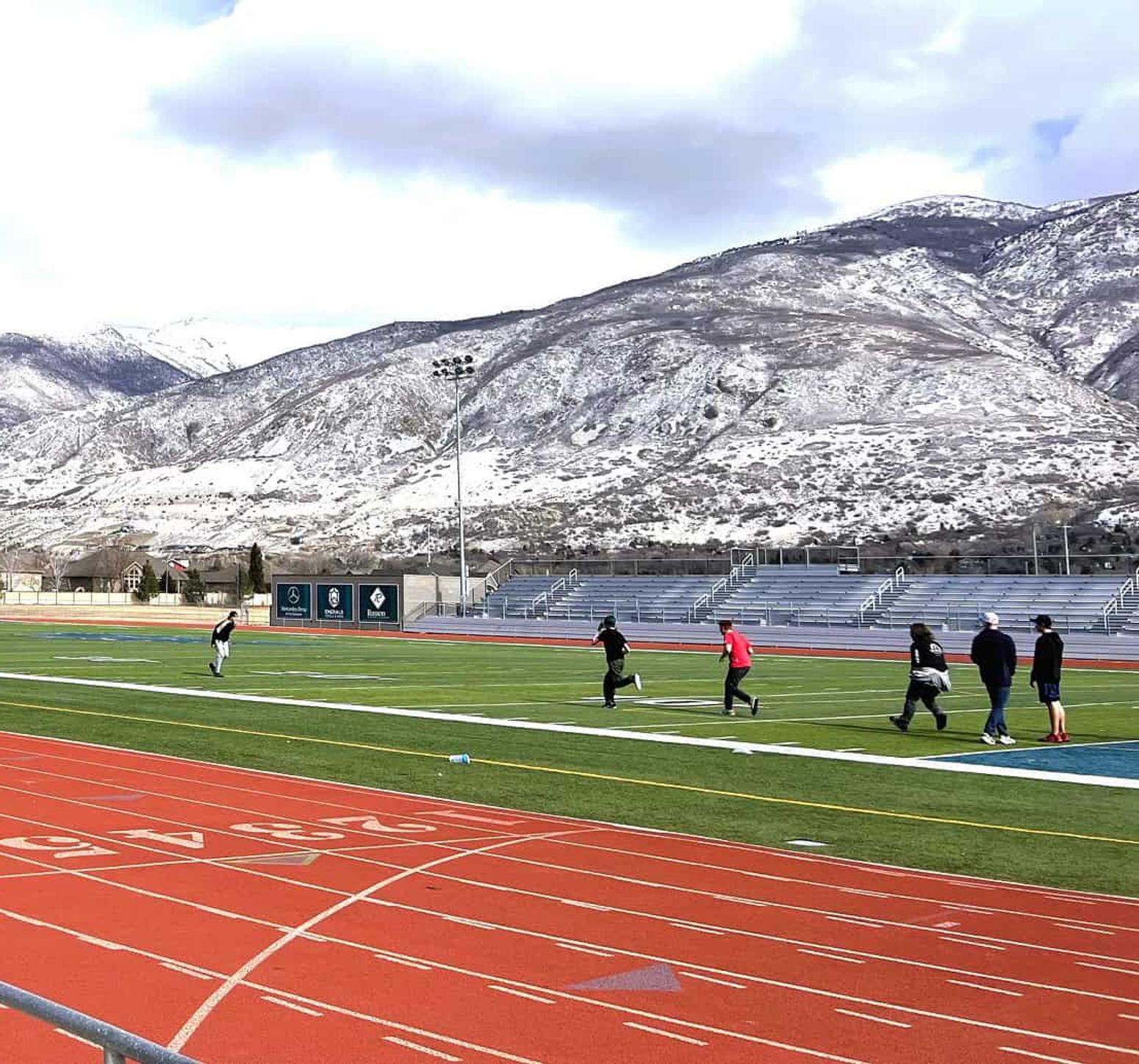 Davis School District Sportplatz mit Bergen im Hintergrund