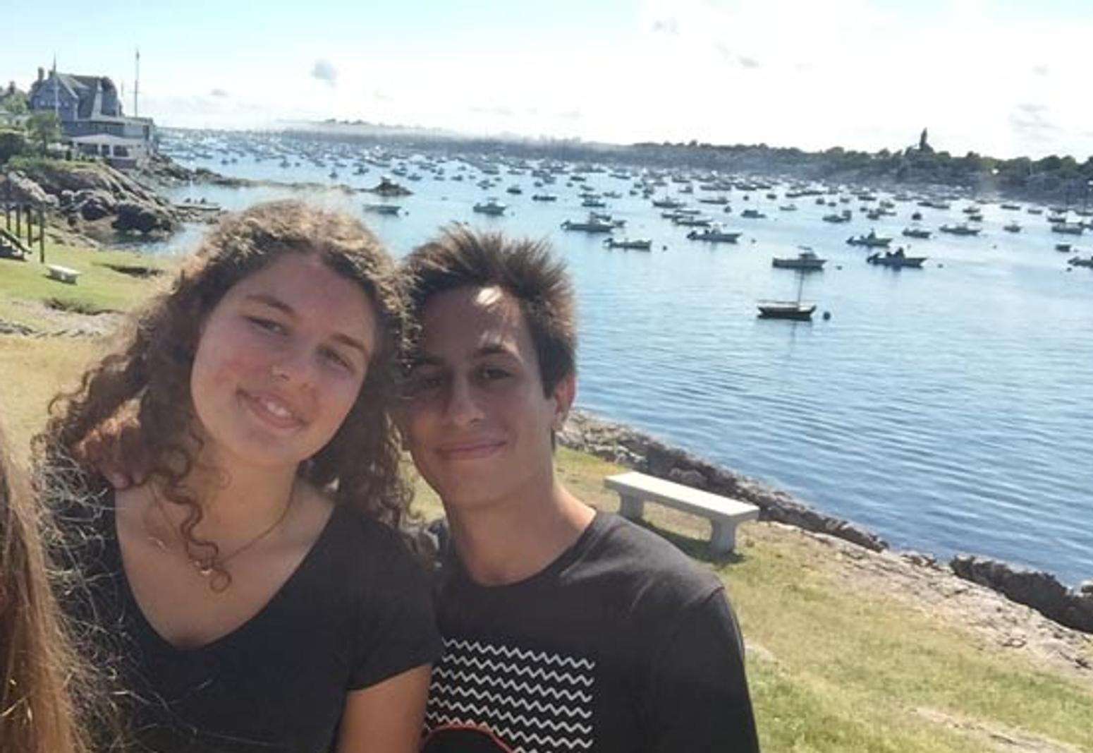 Marblehead High School Schüler und Schülerinnen vor See mit Booten