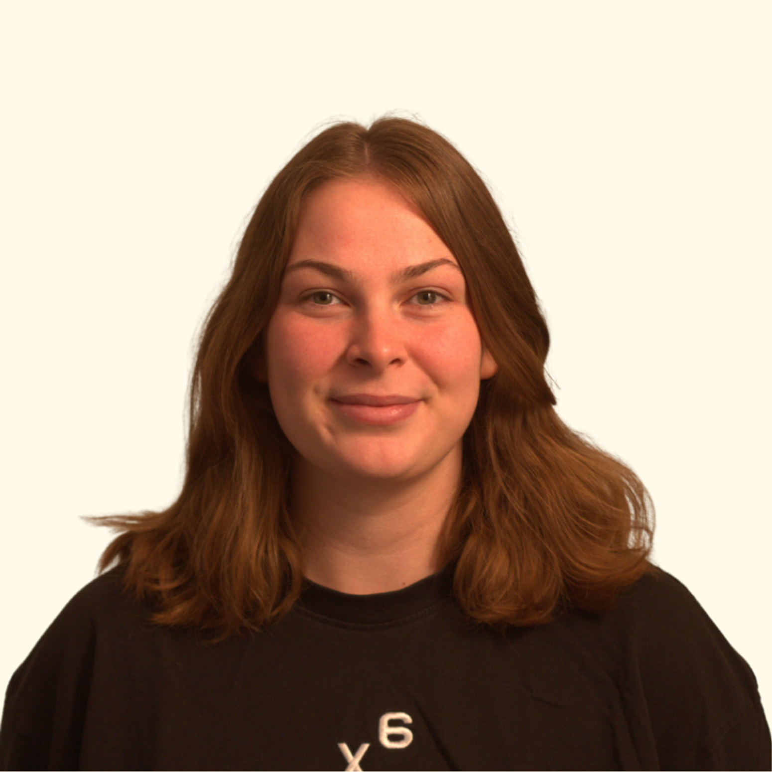 Eine Frau auf einem roten Sofa