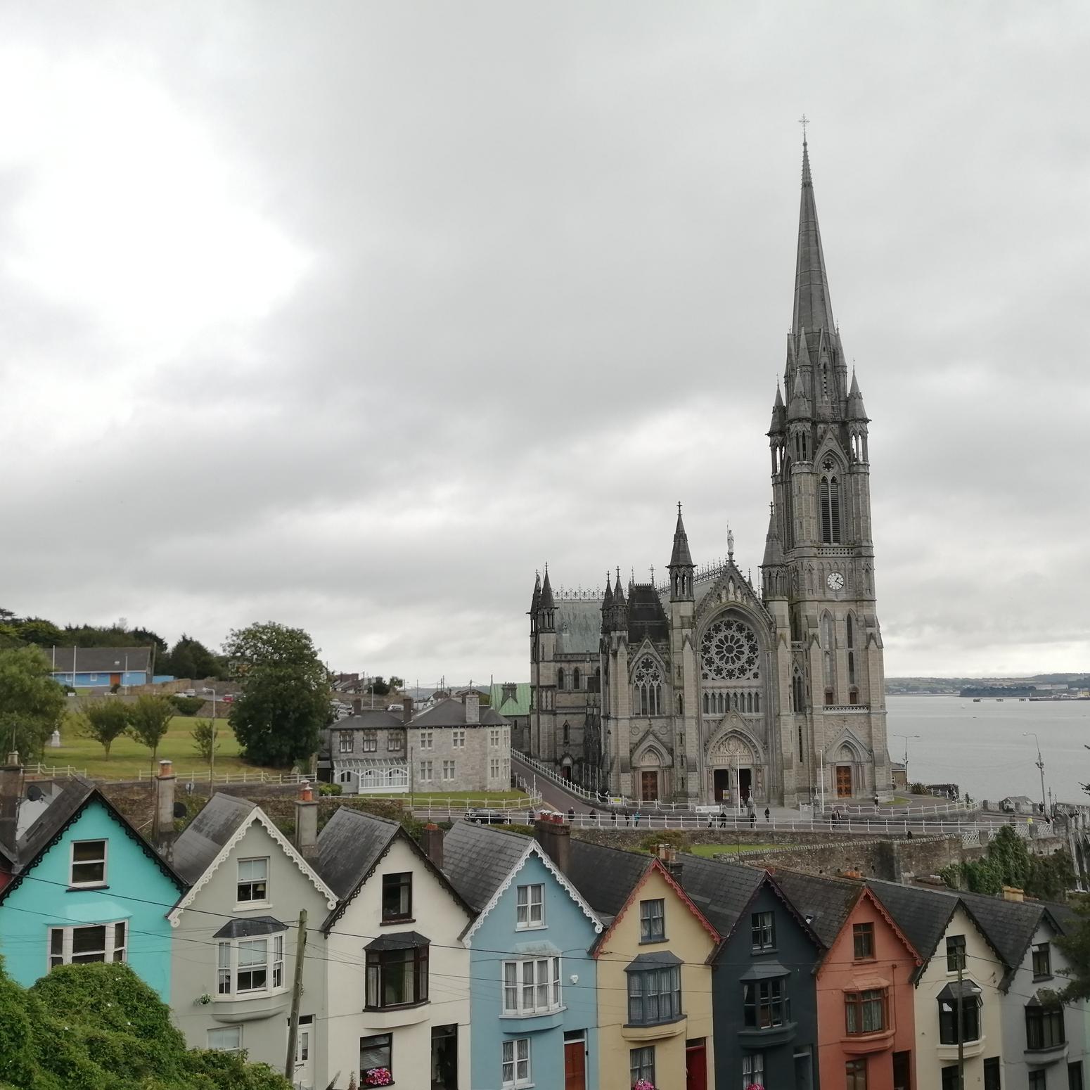 Reihe von bunten Häusern mit einer Kirche im Hintergrund