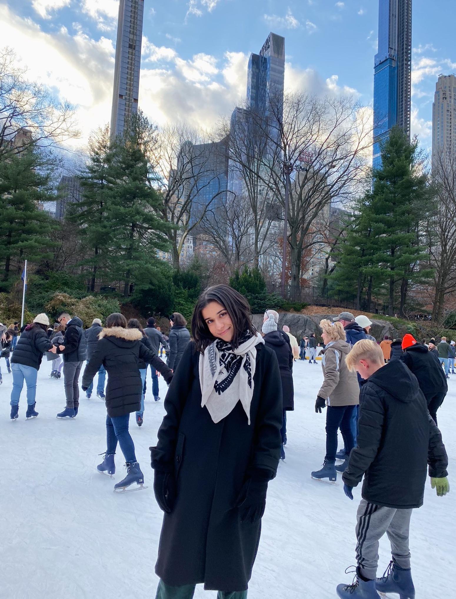 Junge Frau steht im Central Park auf einem zugefrorenen See