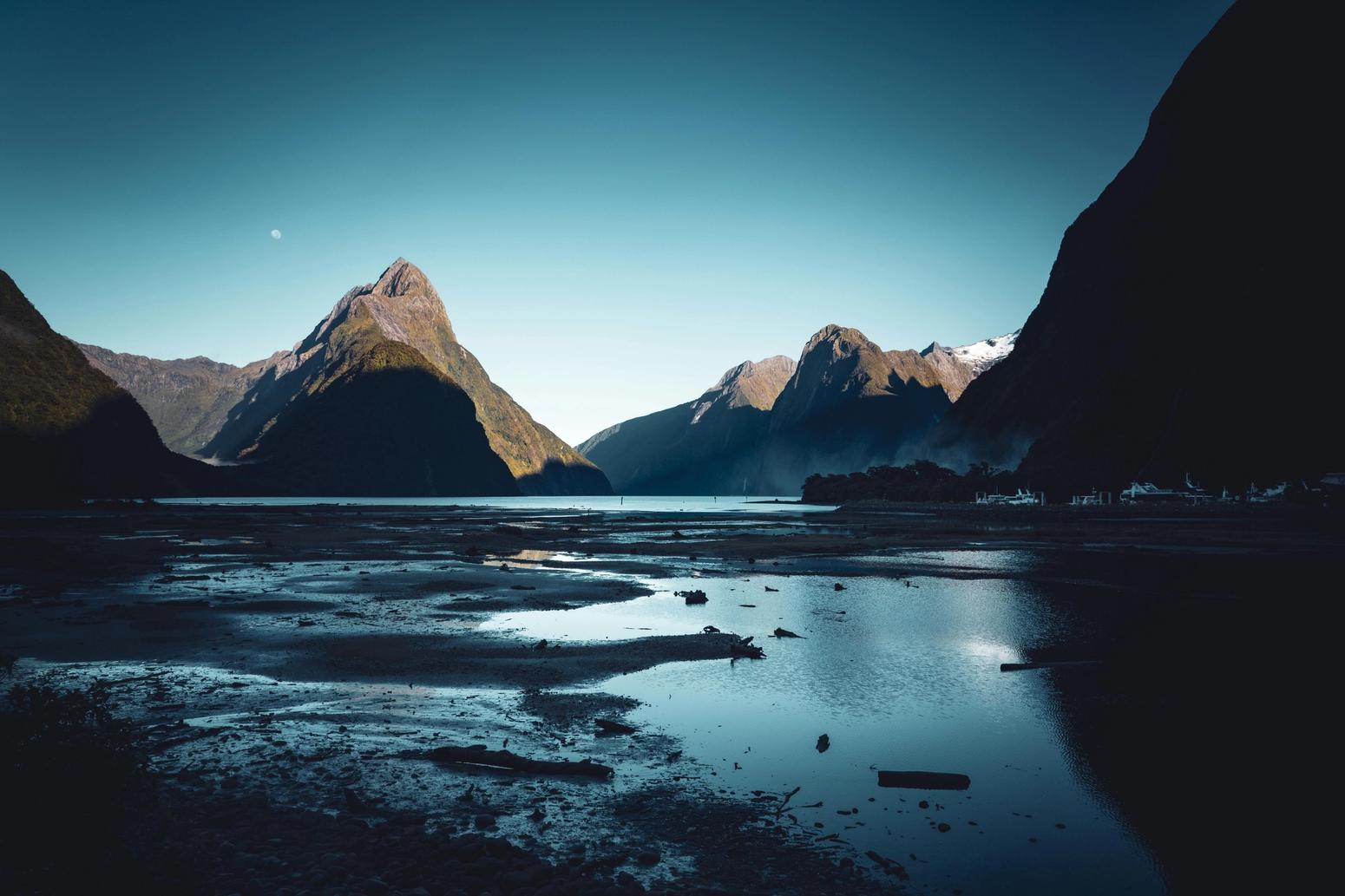 Milford Sound mit markanten Bergen und spiegelndem Wasser bei Sonnenuntergang