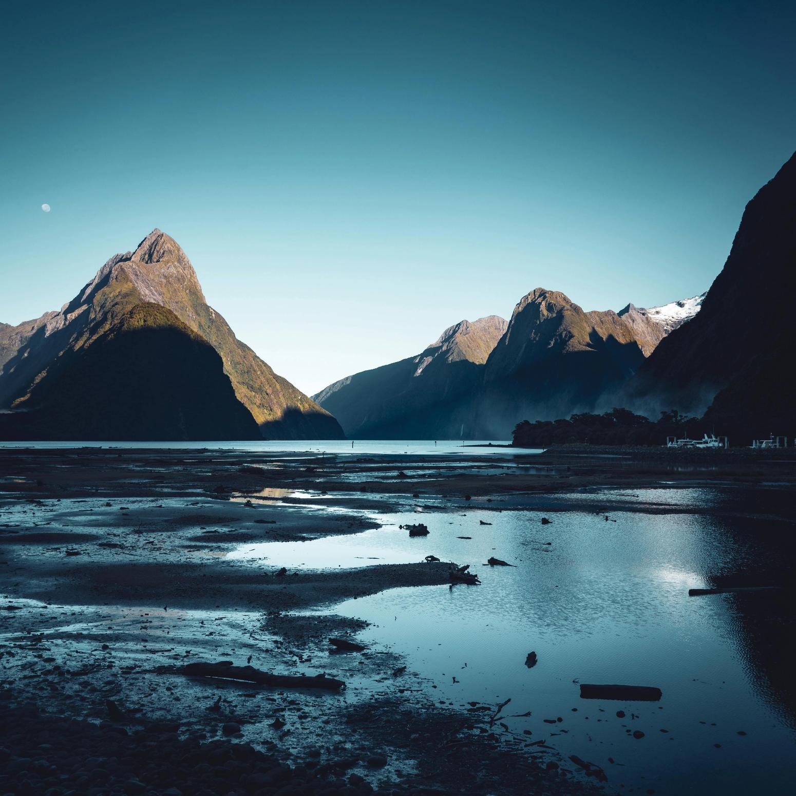 Milford Sound mit markanten Bergen und spiegelndem Wasser bei Sonnenuntergang