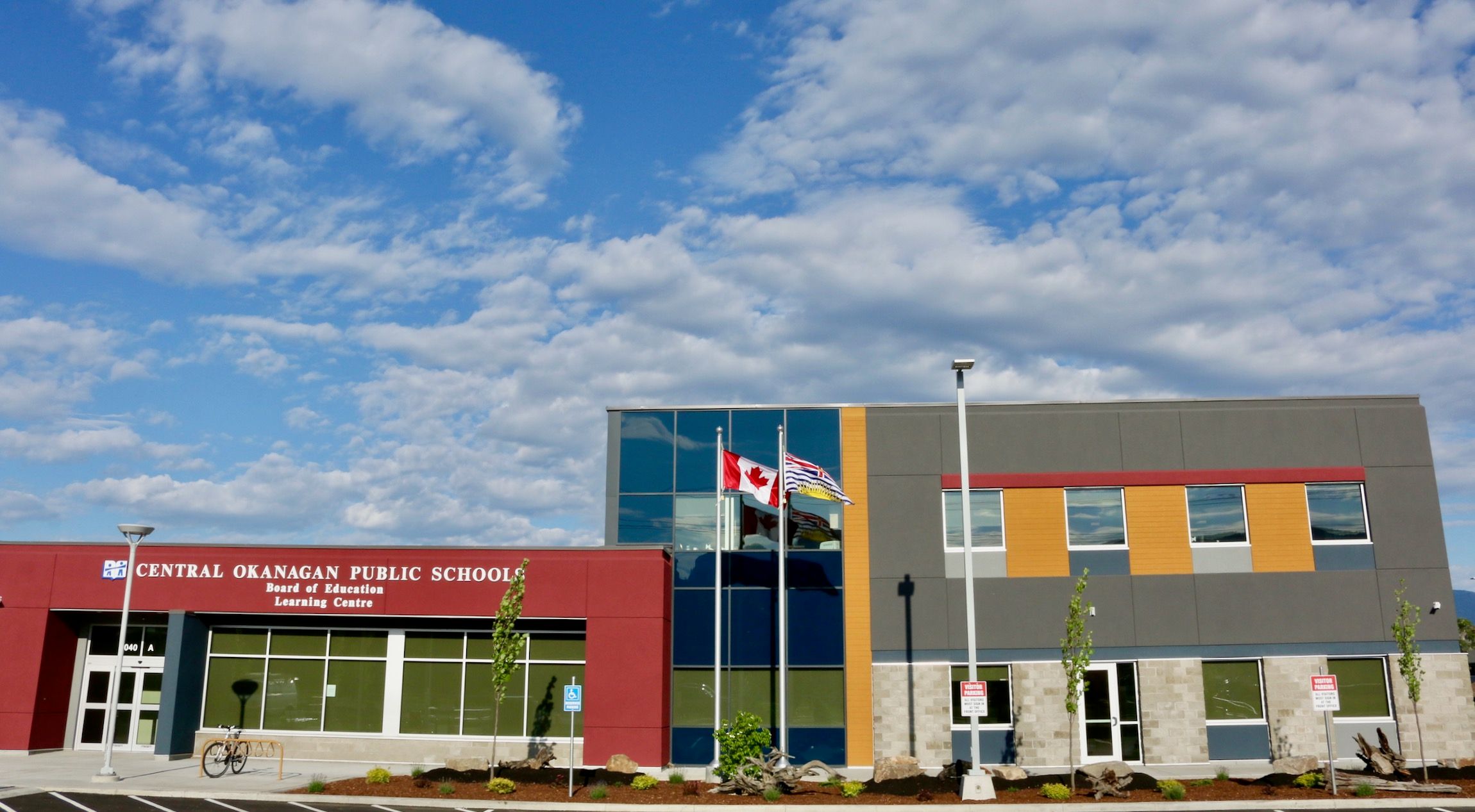 Außenaufnahme der Central Okanagan Public School