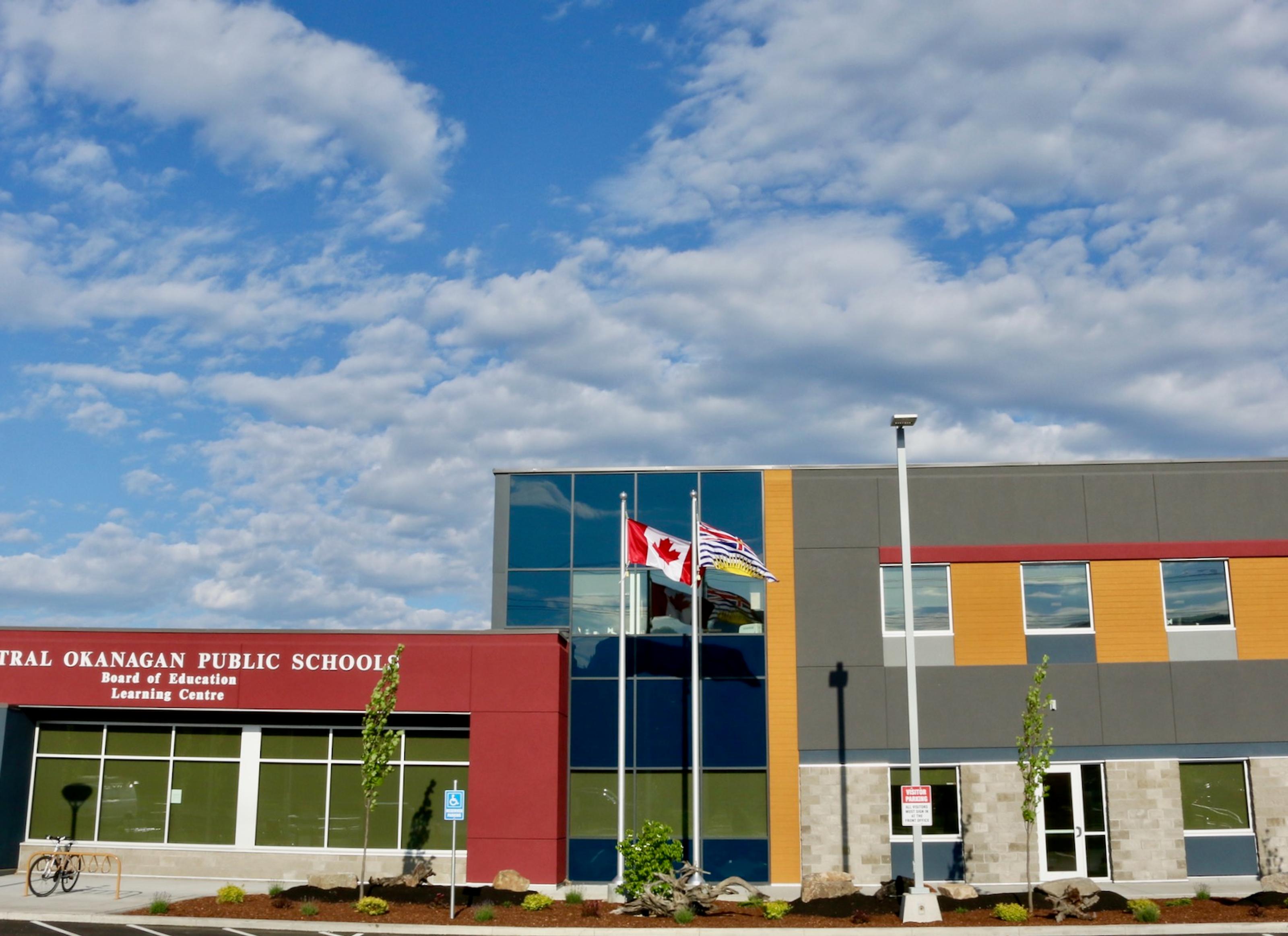 Außenaufnahme der Central Okanagan Public School