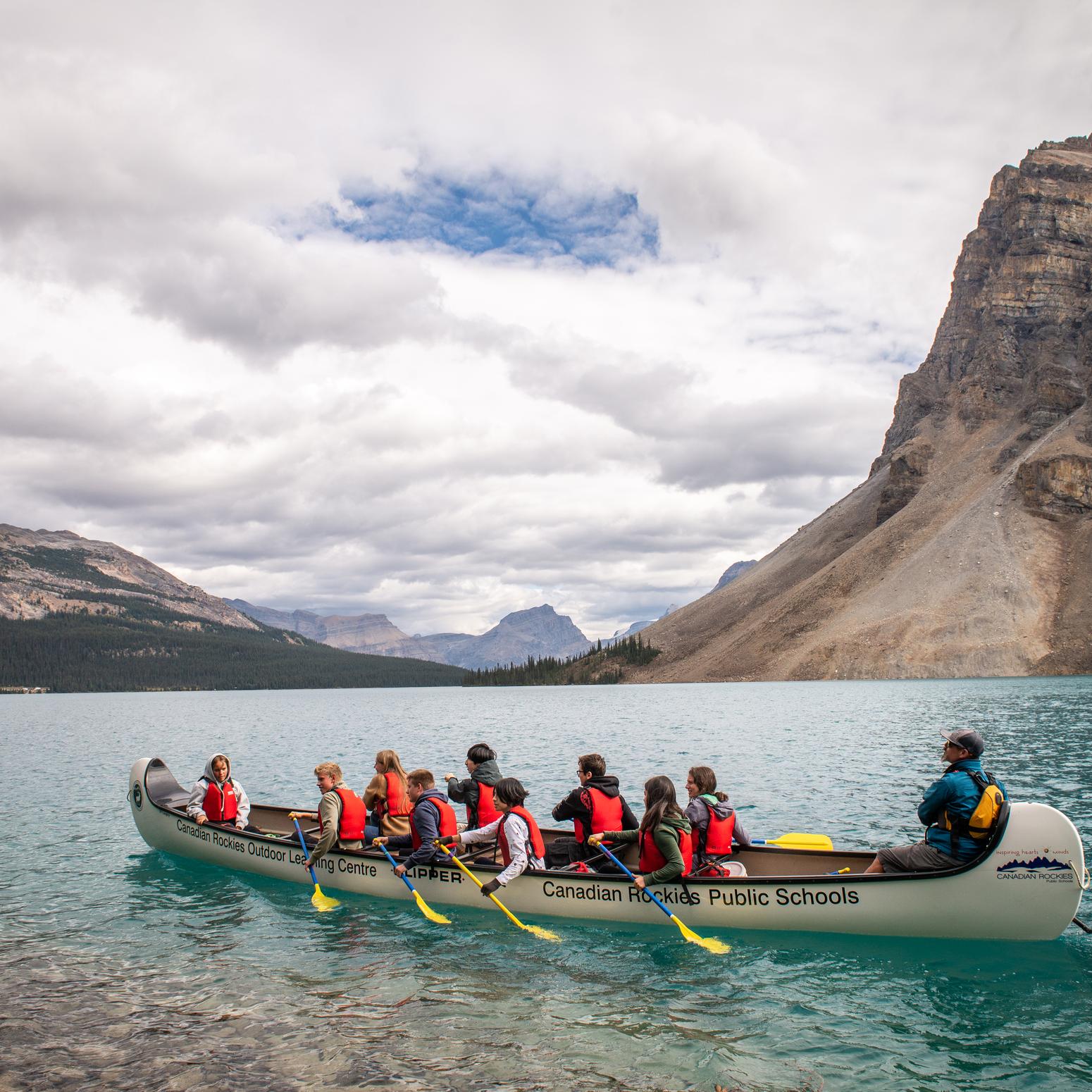 Kayak auf einem See vor Bergen und Wolken Canadian Rockies Schuldistrikt Alberta Kanada
