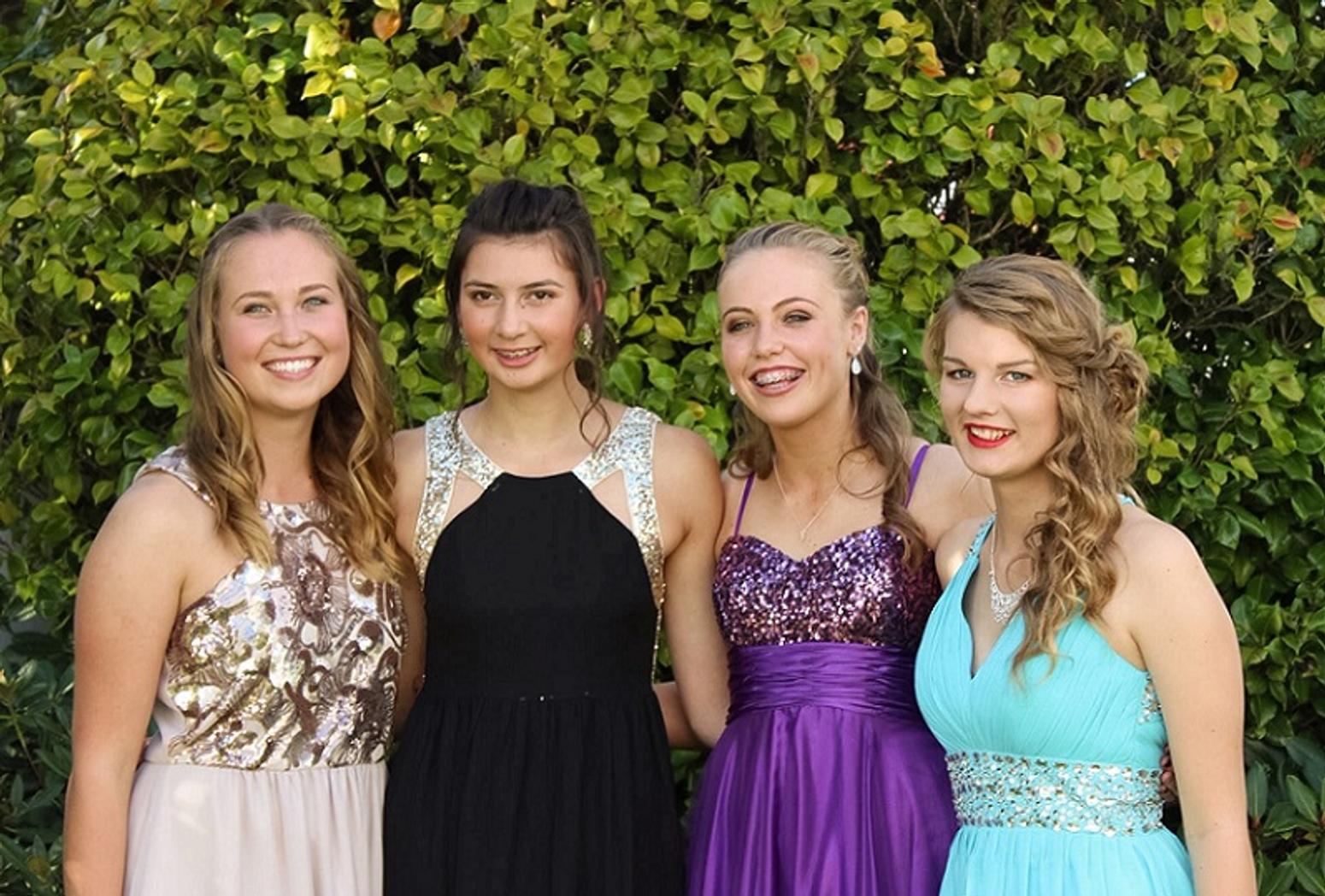 4 Mädchen in Ballkleidern