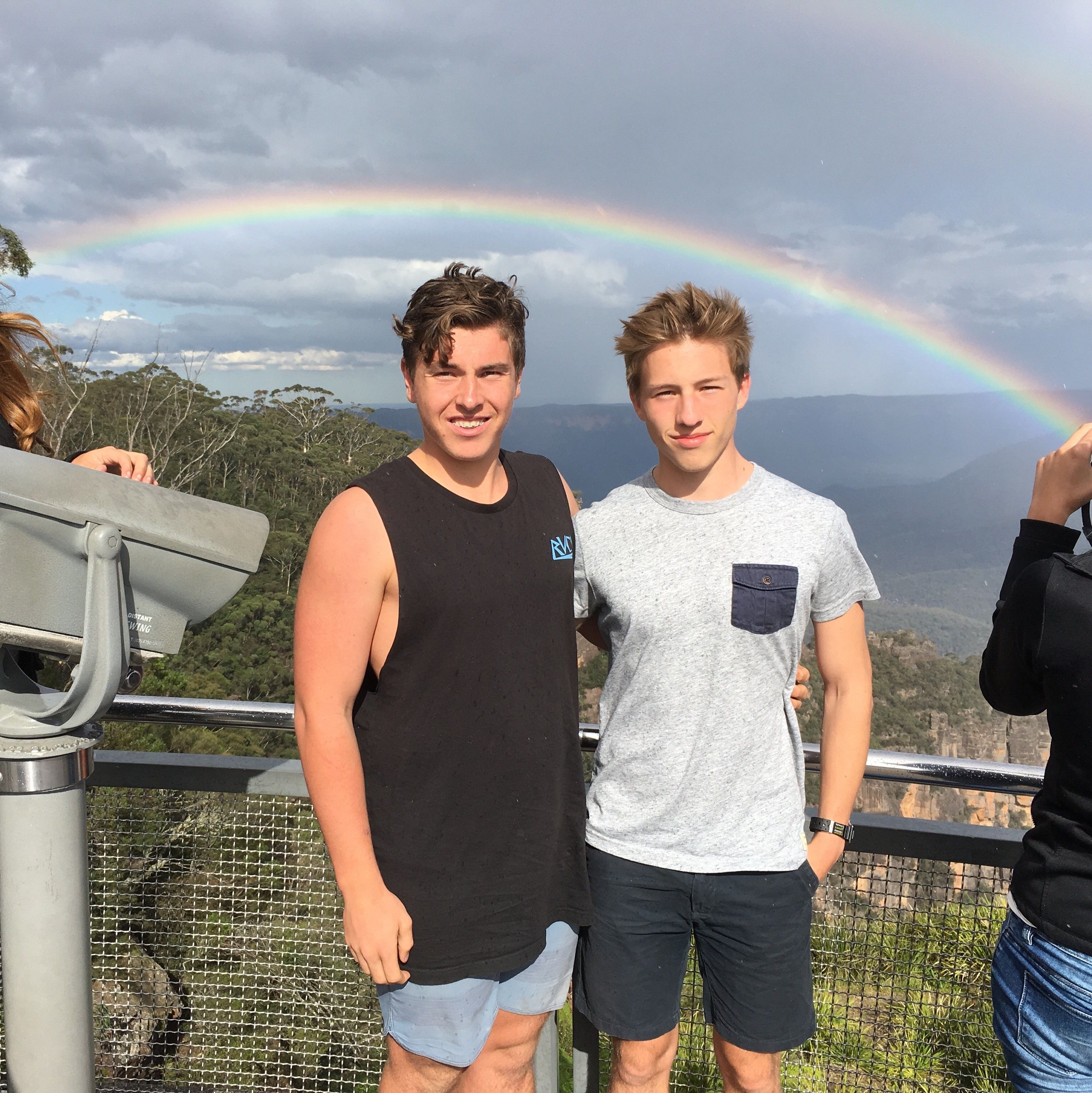 Zwei Junge Männer posieren für ein Bild