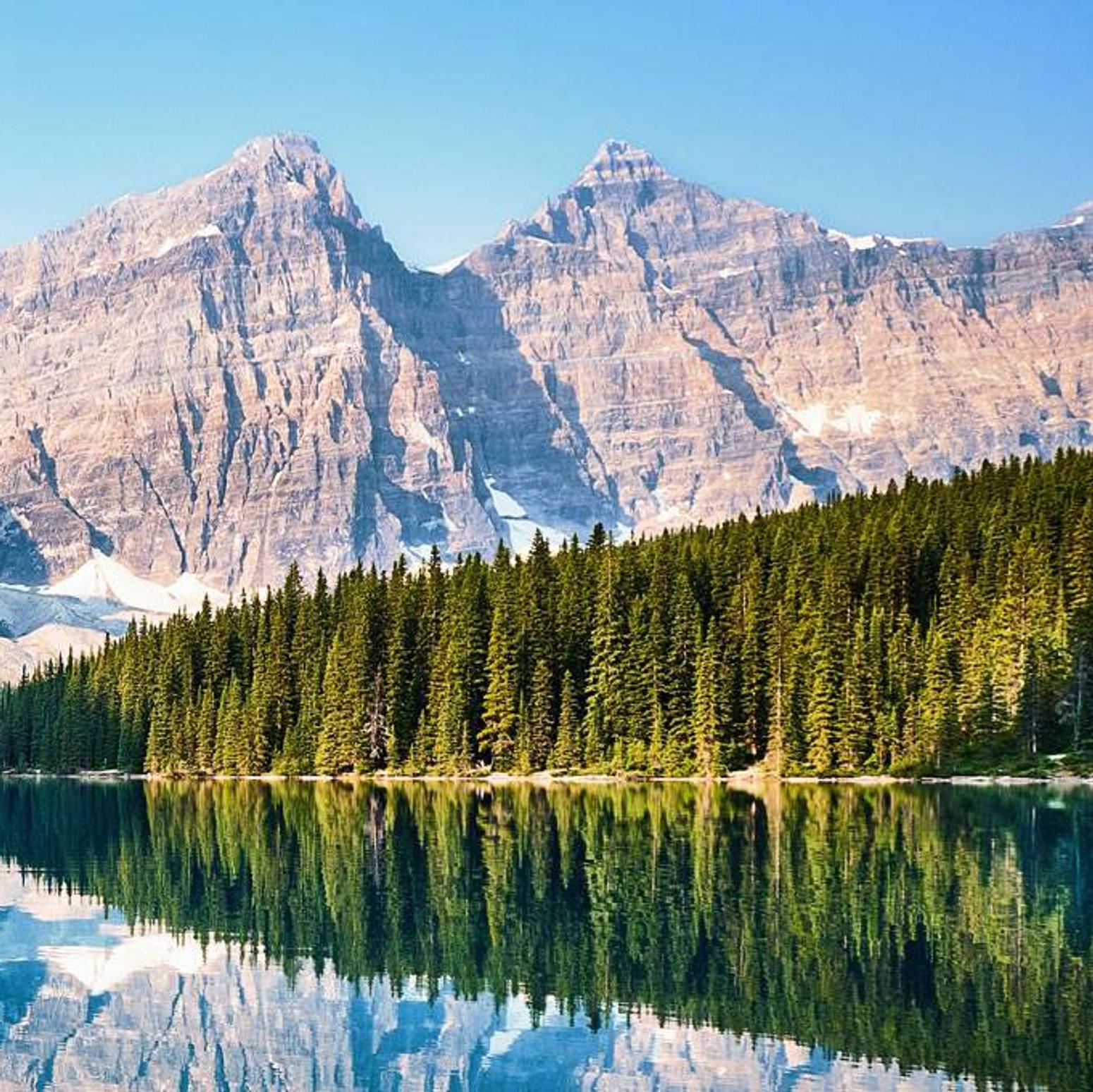 Bild von einem großem Gewässer umgeben von einem großen Gebirge