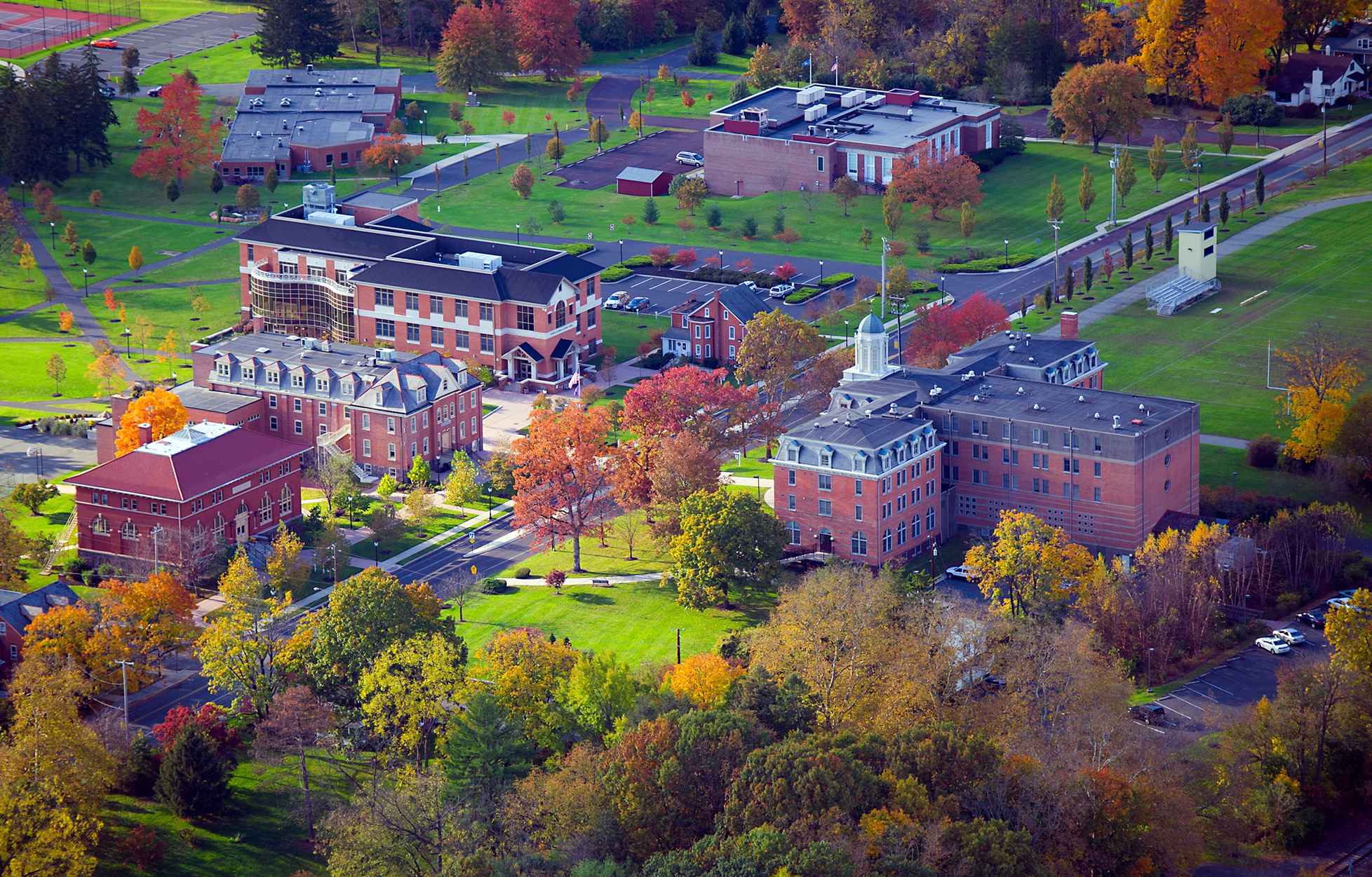 Schulgebäude im Herbst