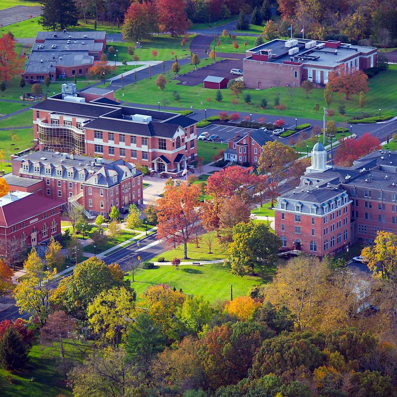 Schulgebäude im Herbst