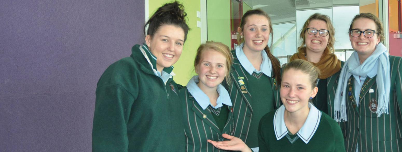 Ein Bild von einer Gruppe junger Frauen