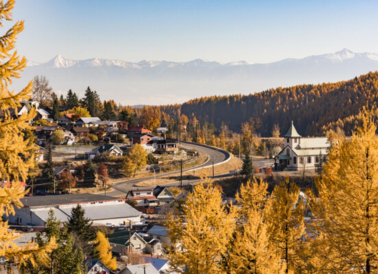Landschaftsaufnahme einer Kleinstadt nahe der Rocky Mountains