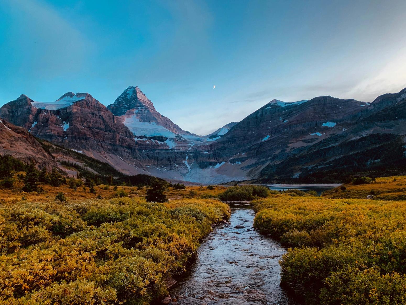 Berge und ein Fluss in Manitoba