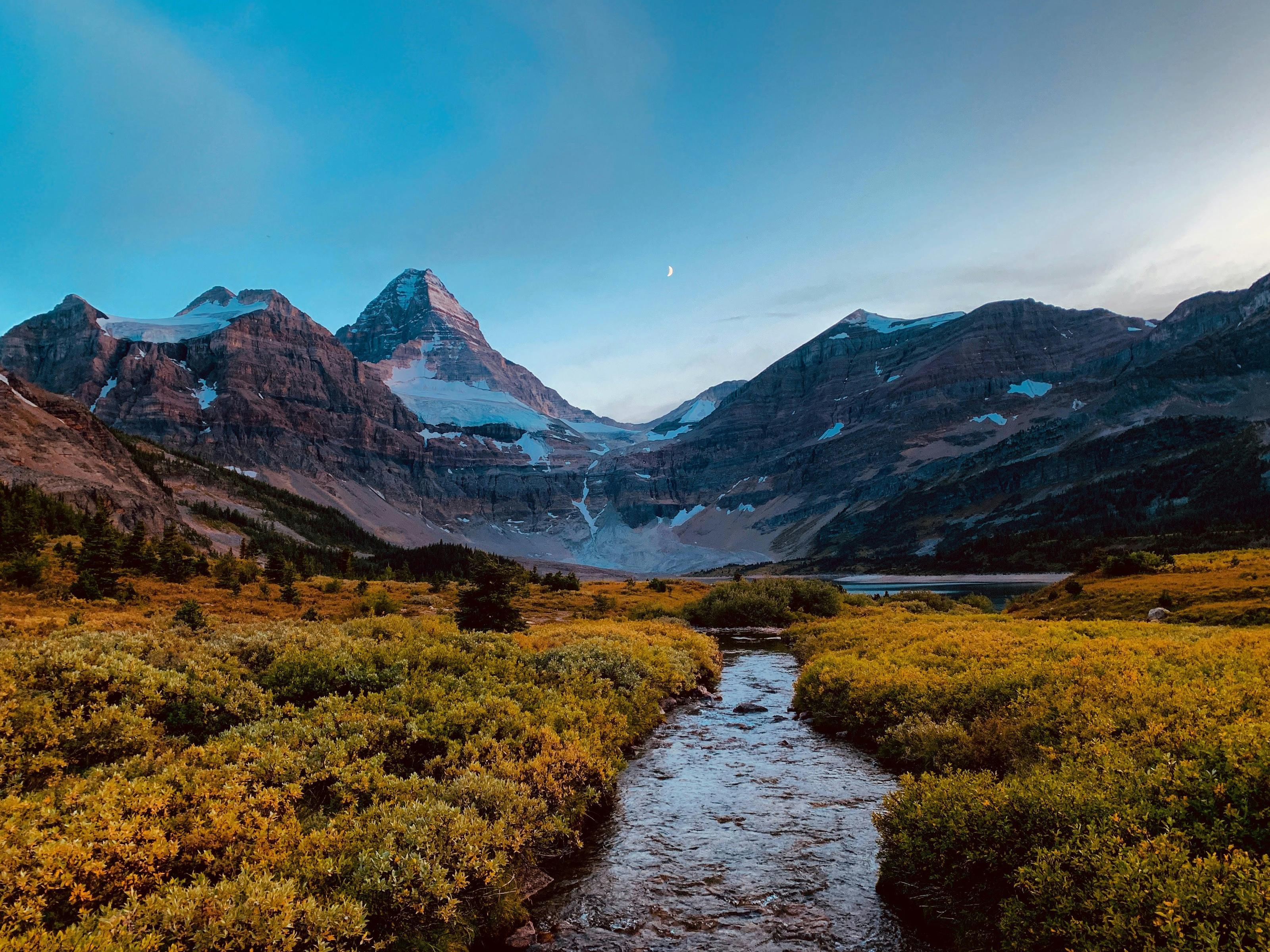 Ein Fluß und Berge in Manitoba