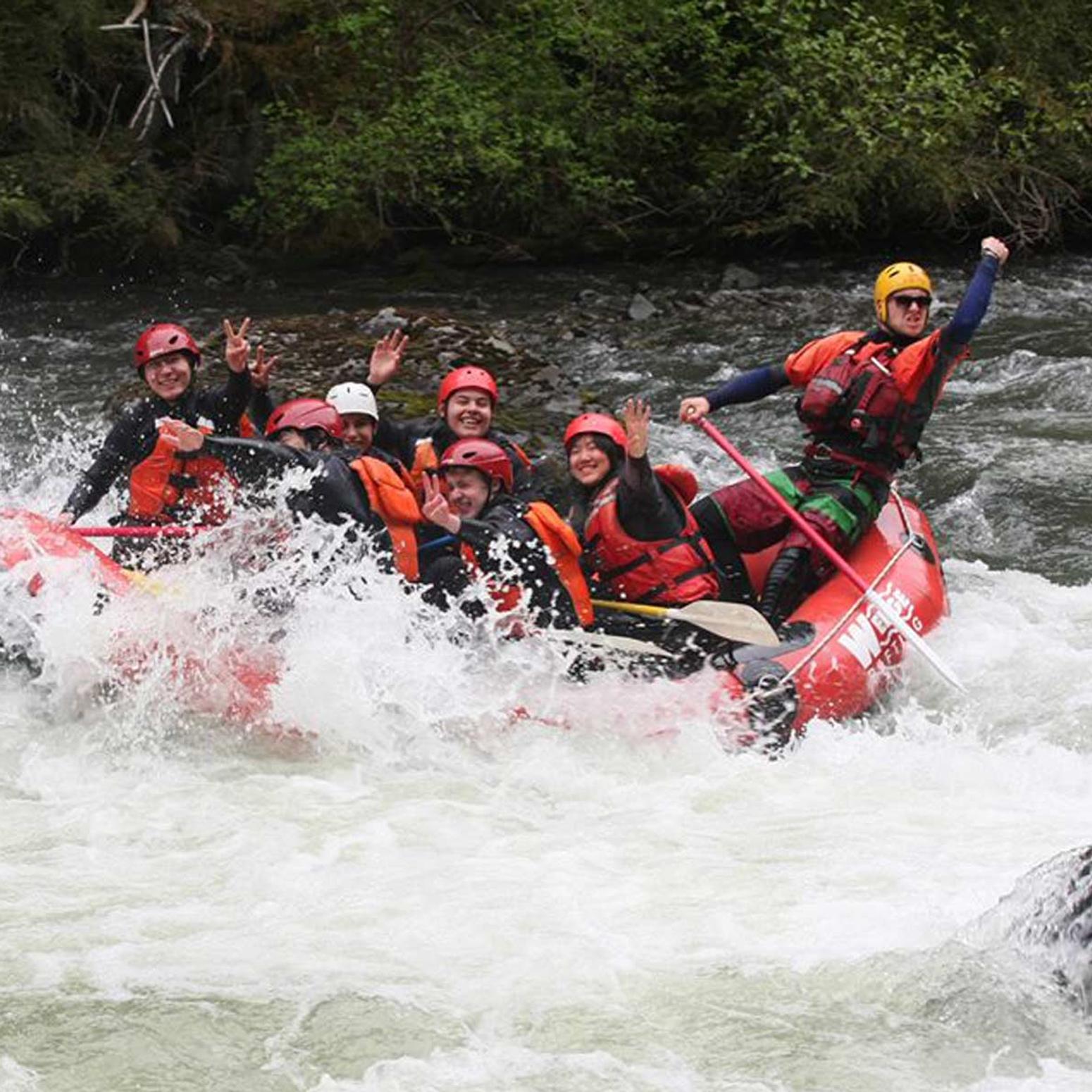 Eine Gruppe Menschen beim rafting