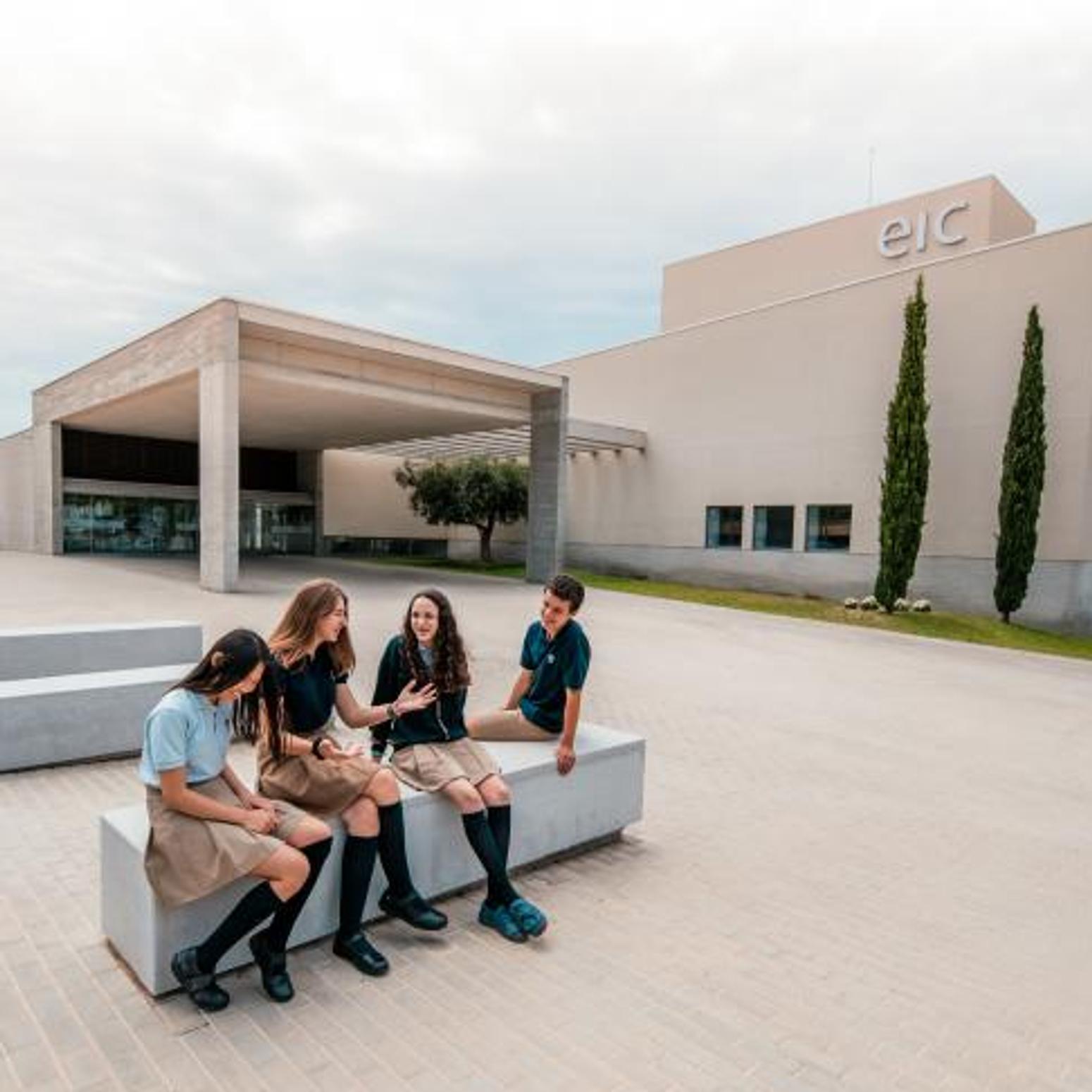 Socrates Educa International School Schüler:innen sitzen vor Schulgebäude