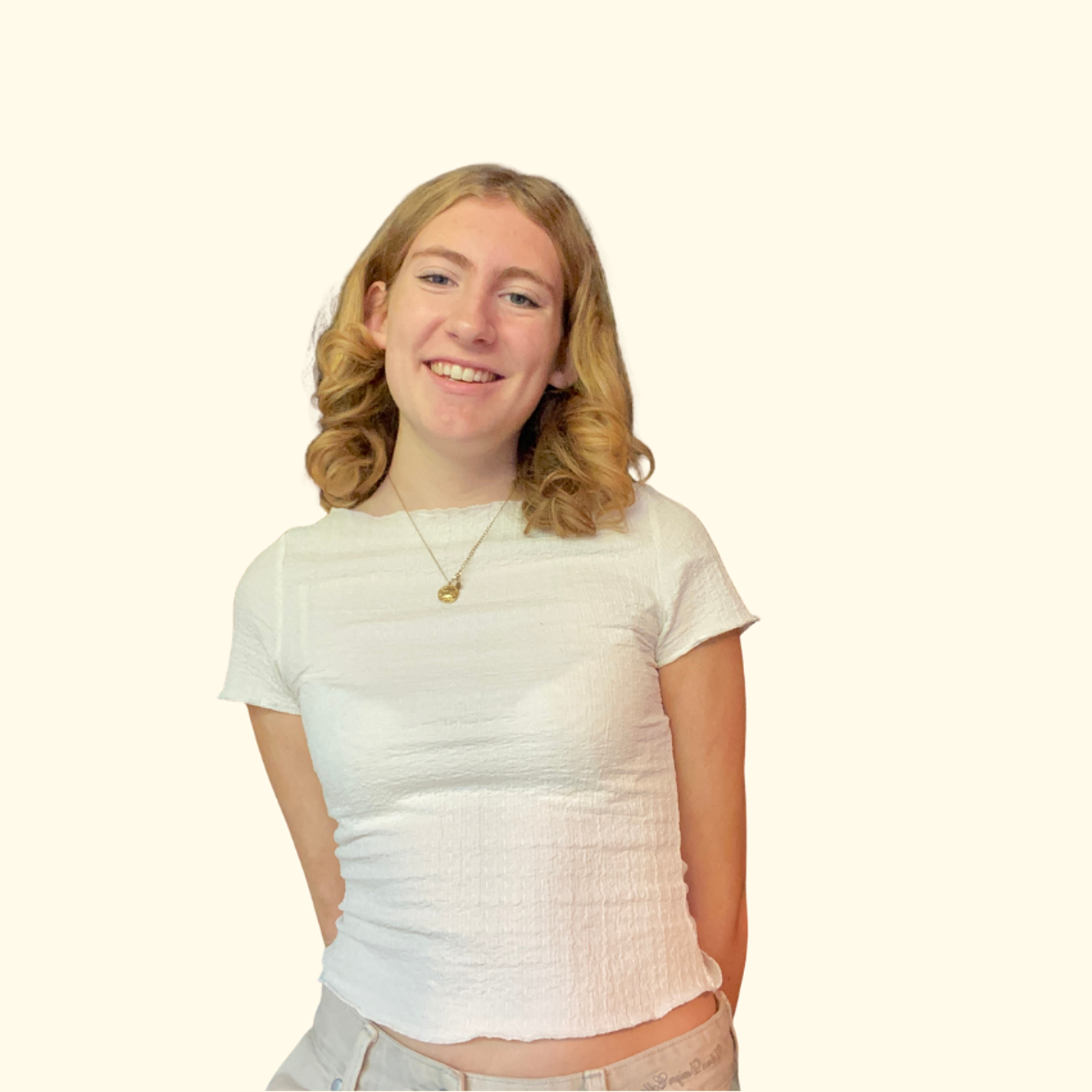 Eine Frau auf einem roten Sofa