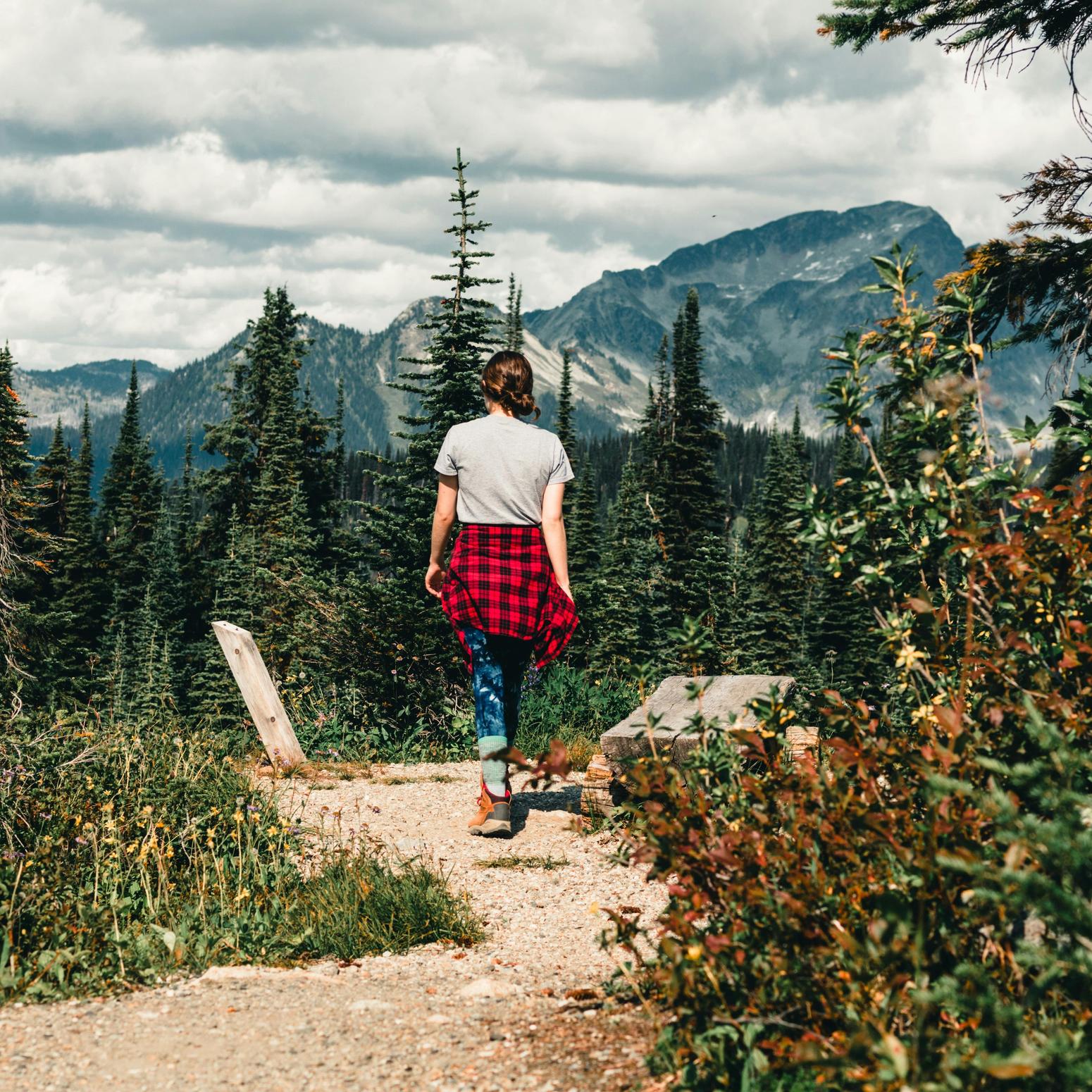 Mädchen mit rotem Holzfällerhemd vor Bergkulisse in den USA