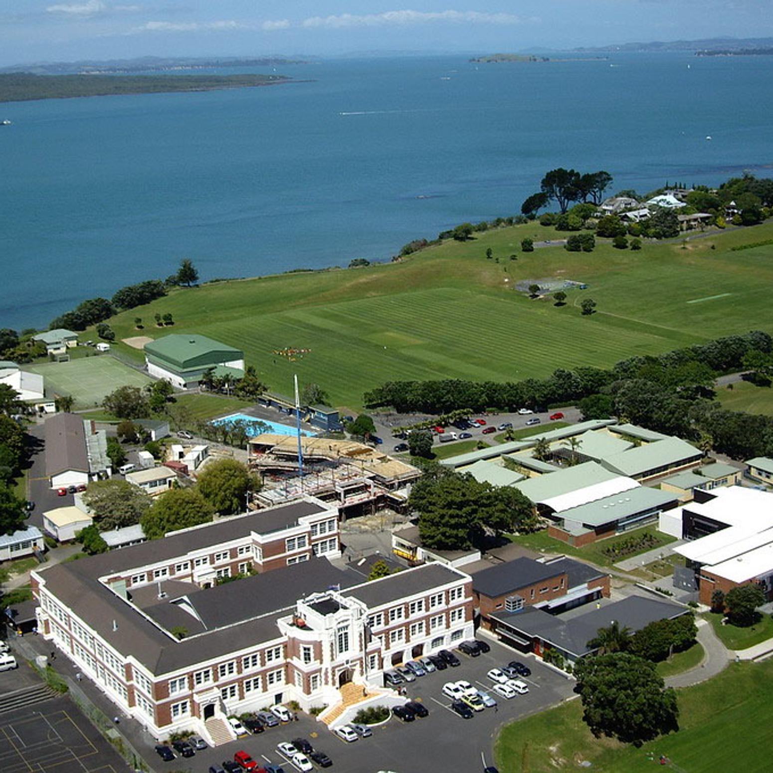 Schulgebäude von oben Takapuna Auckland Neuseeland Meer