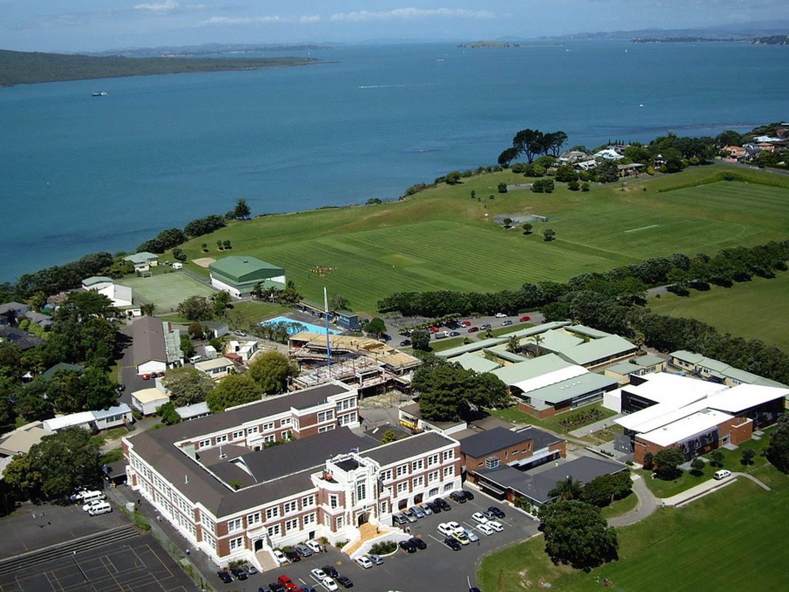 Schulgebäude von oben Takapuna Auckland Neuseeland Meer
