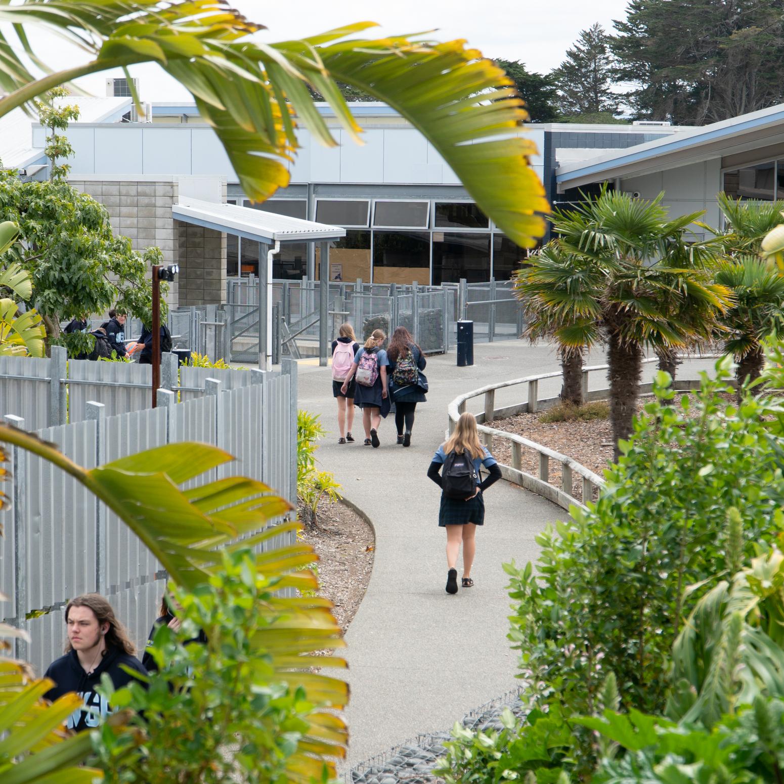 Whangaparaoa College Außengelände mit Schüler:innen und Palmen