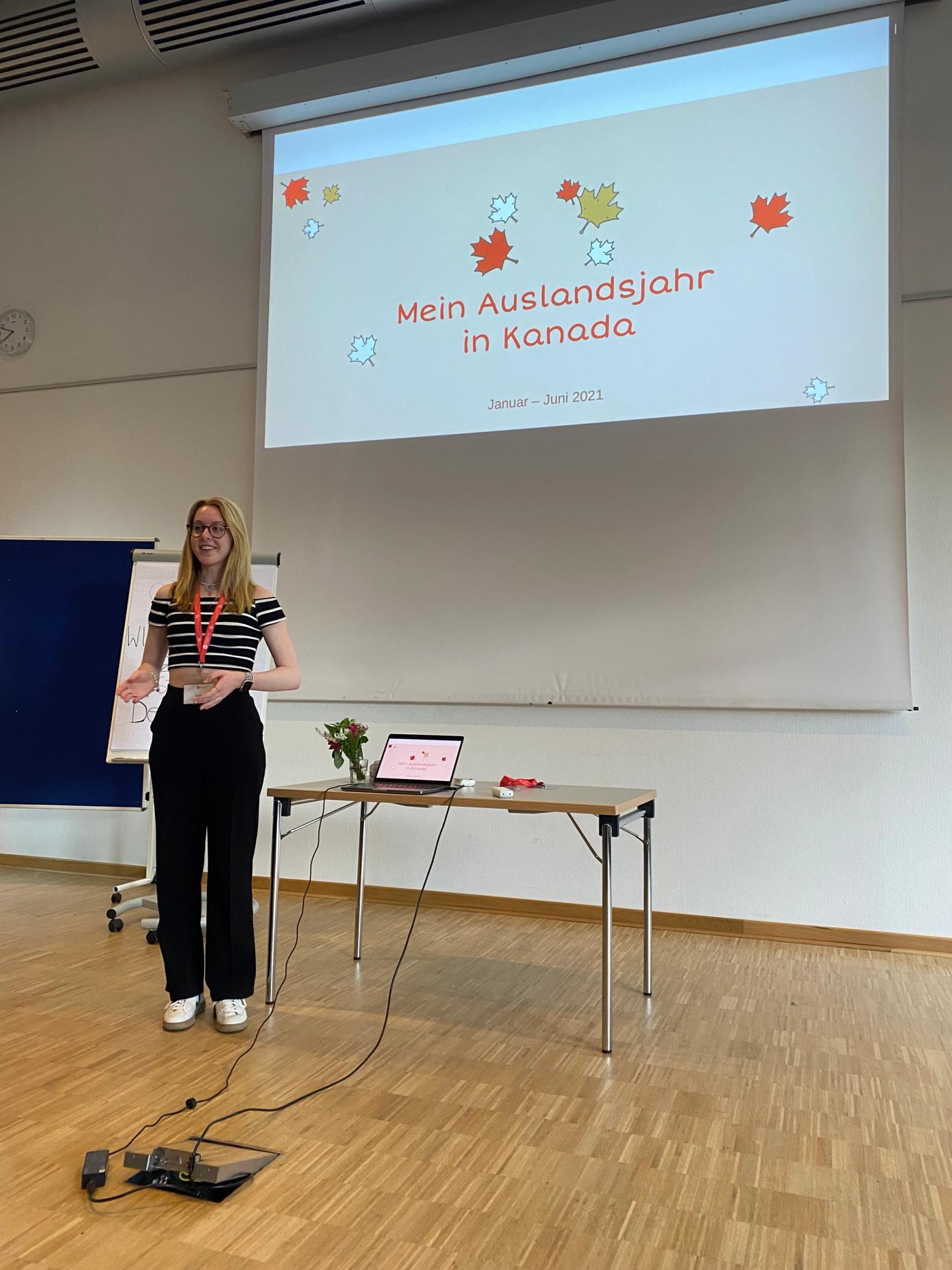 eine frau präsentiert in einem workshop