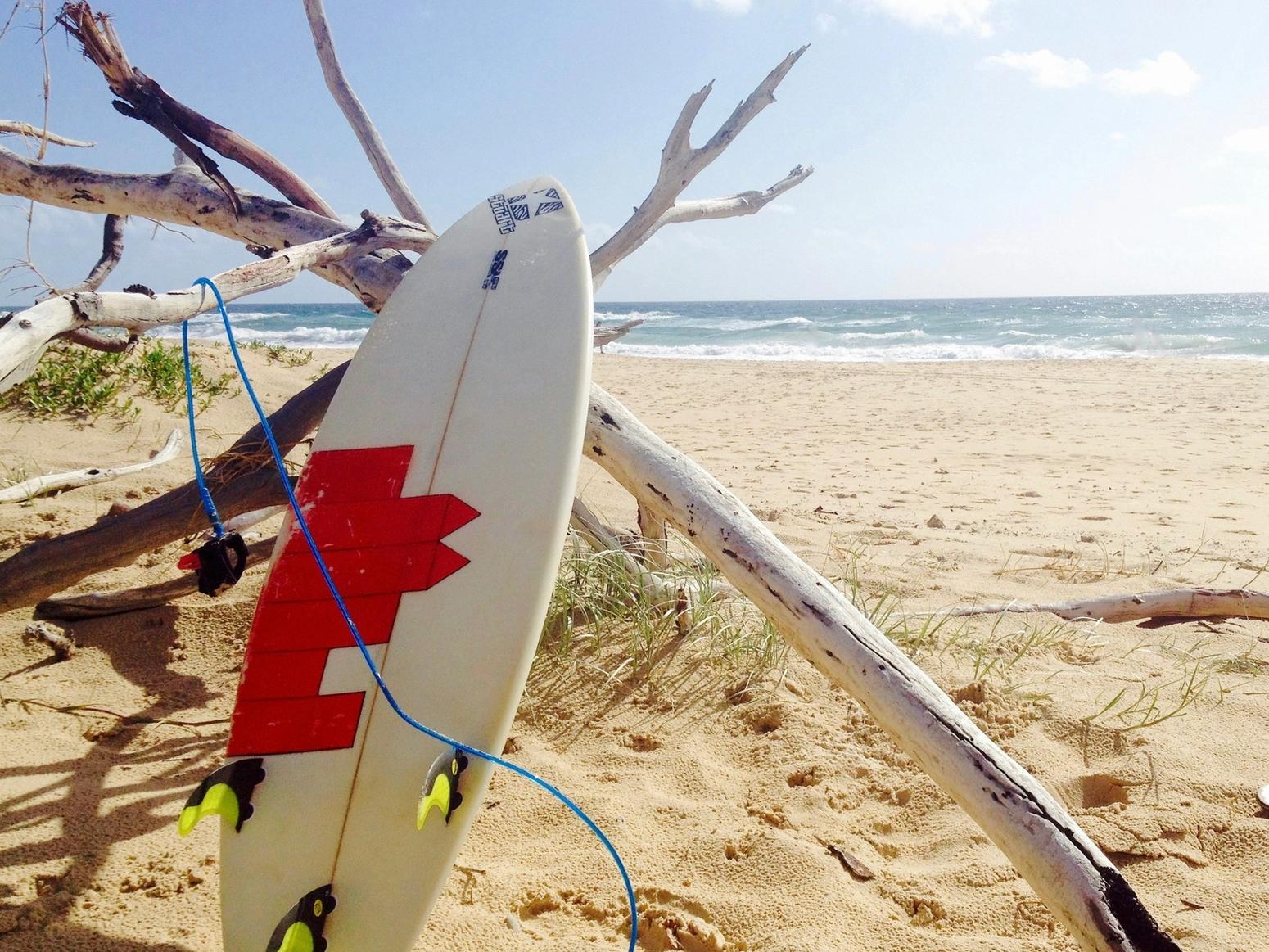 Surfbrett am Strand der Sunshine Coast