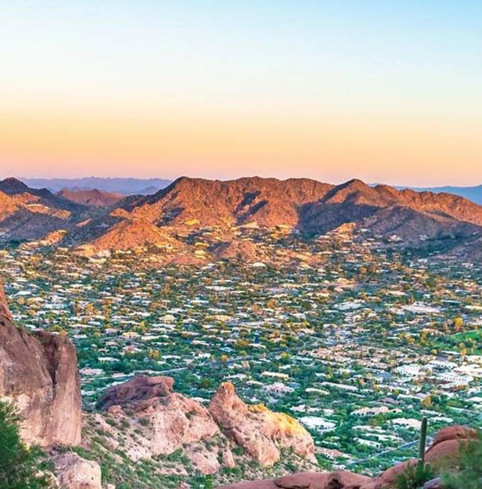 Bild von einer kleinen Stadt in der amerikanischen Wüste