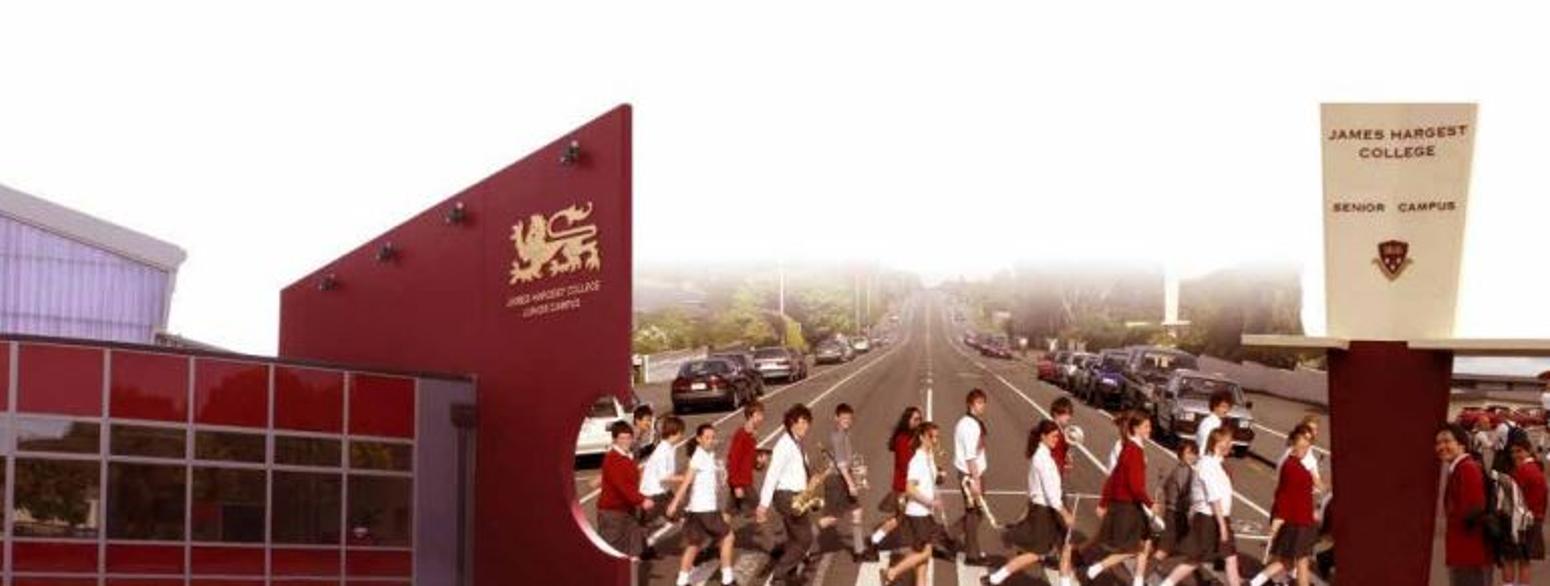 James Hargest College Invercargill Schüler Schülerinnen in Schuluniform vor Gebäude