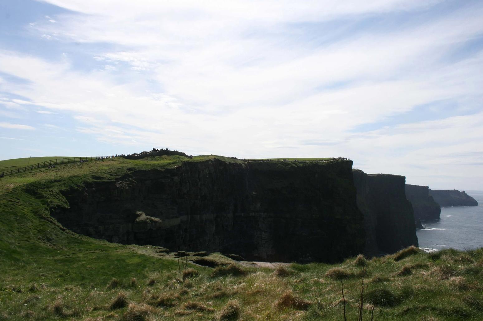 Steilküste in Irland bei Sonnenschein