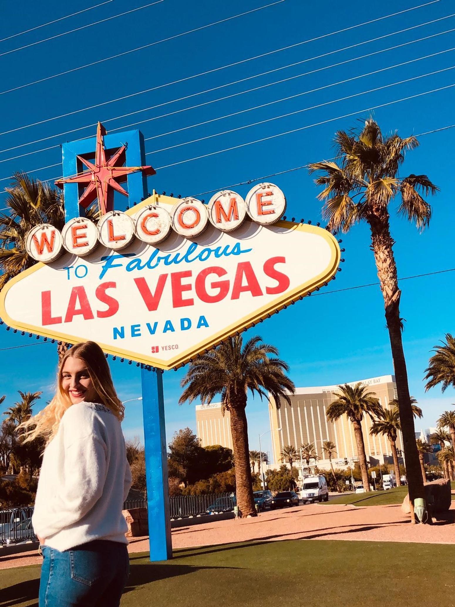 Frau vor Las Vegas Schild